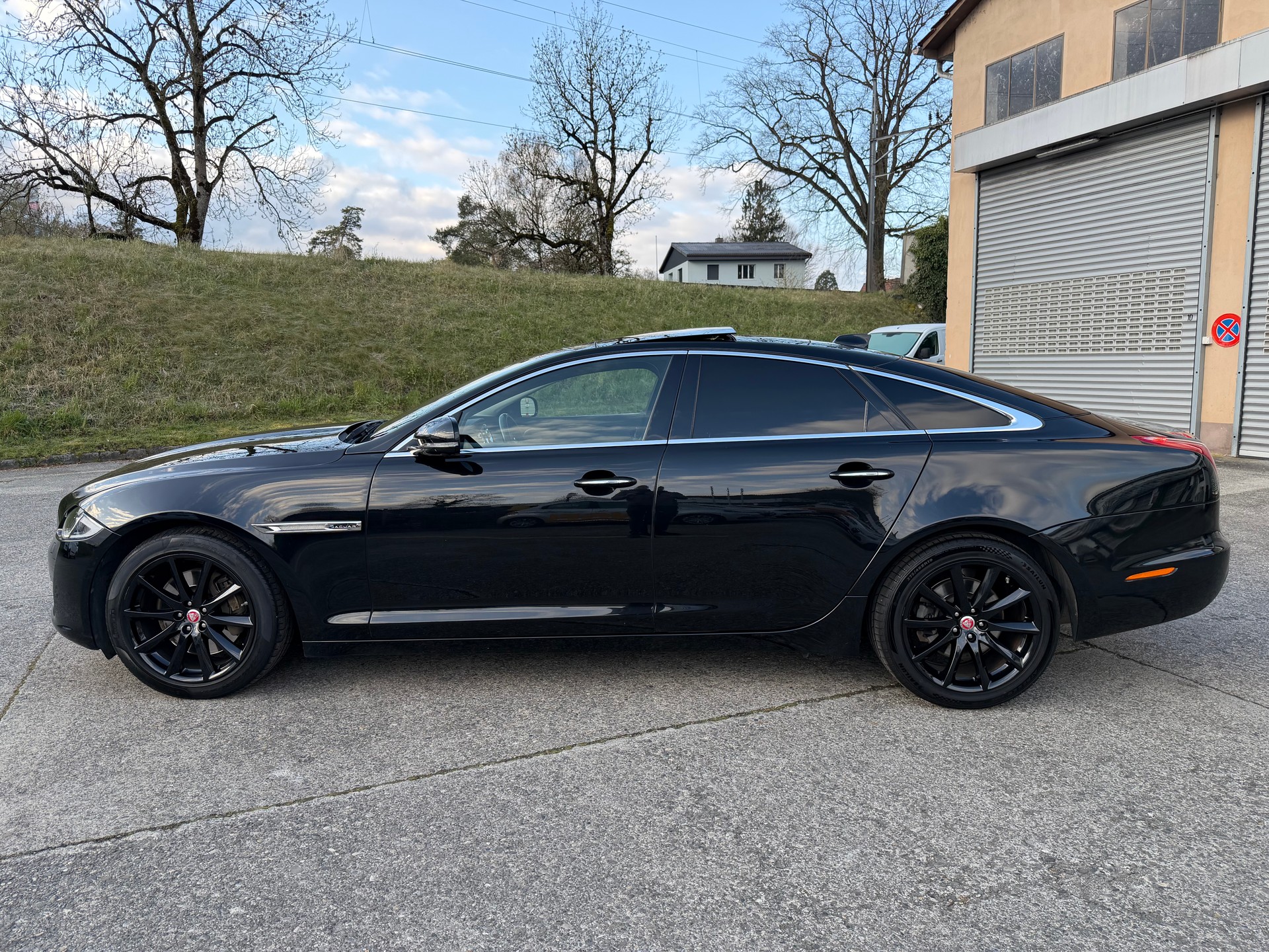 JAGUAR XJ 3.0d Luxury V6 Automatic-image-1