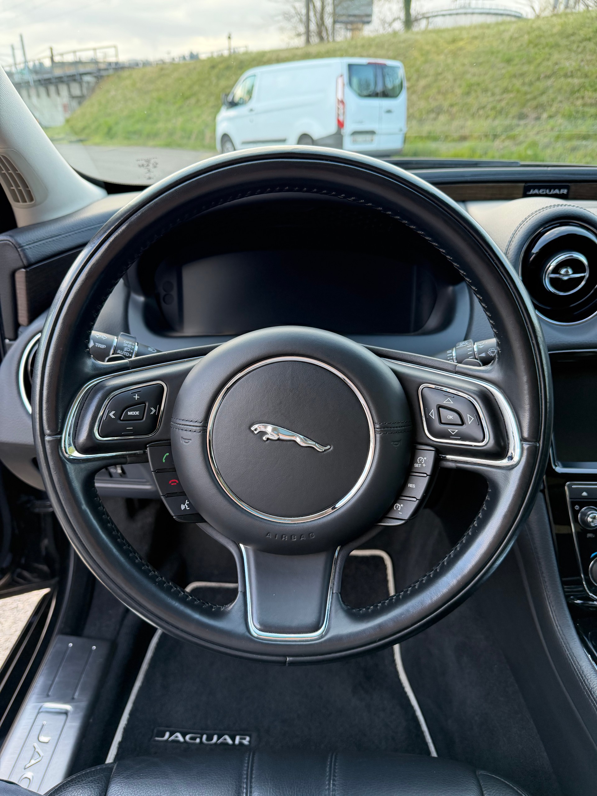 JAGUAR XJ 3.0d Luxury V6 Automatic-image-10