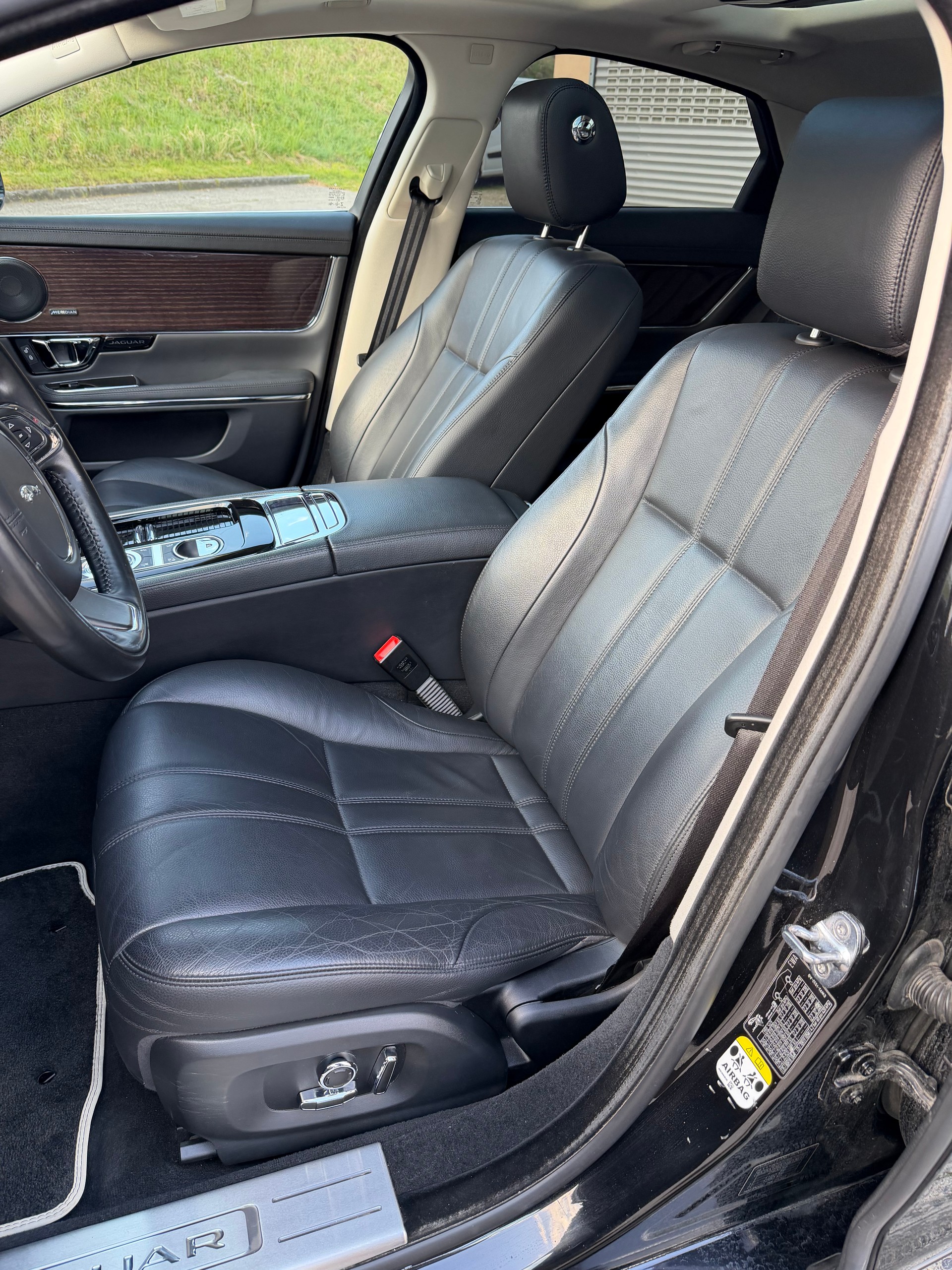 JAGUAR XJ 3.0d Luxury V6 Automatic-image-9