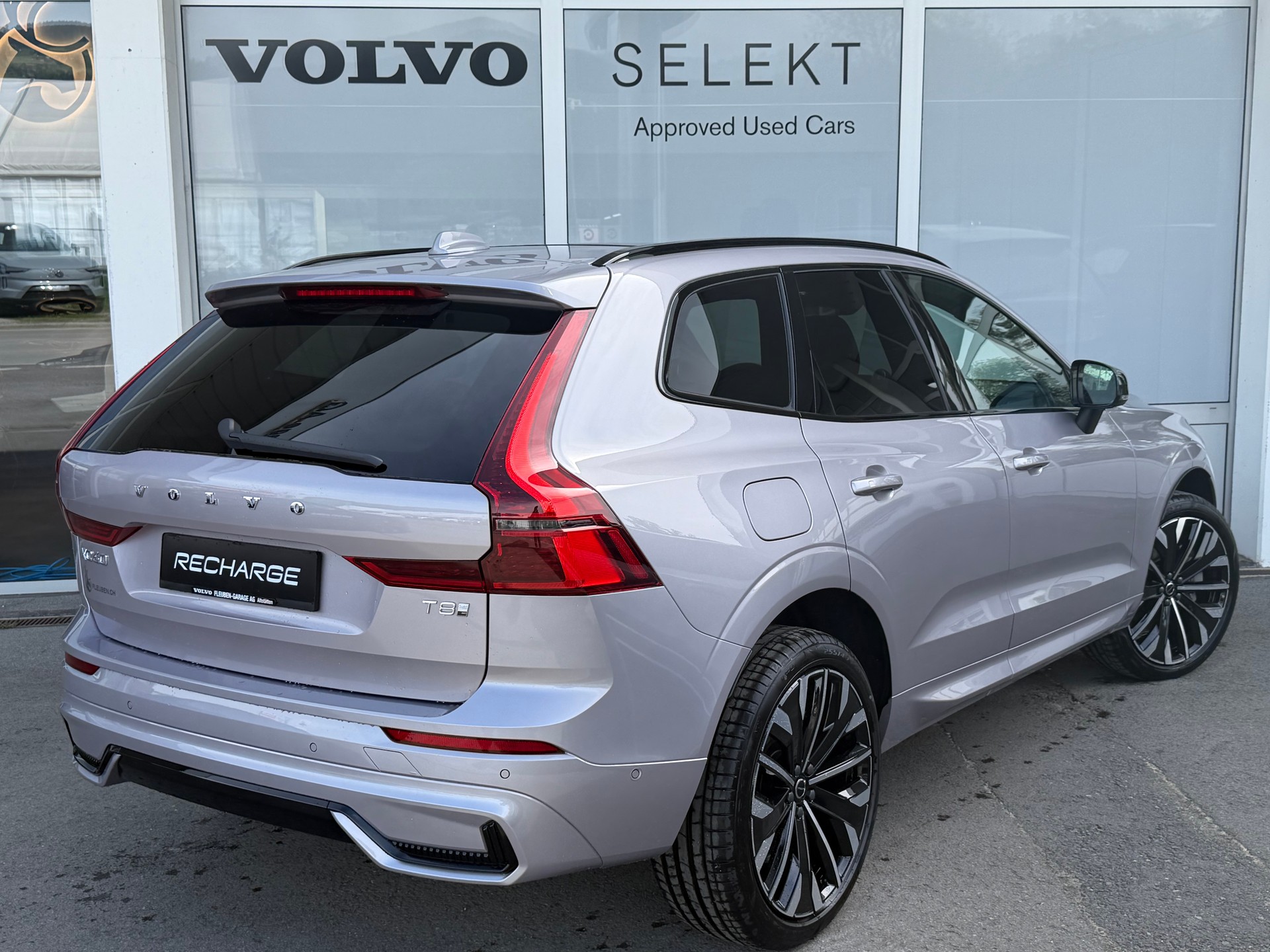 VOLVO XC60 T8 eAWD Ultra Dark Geartronic-image-1