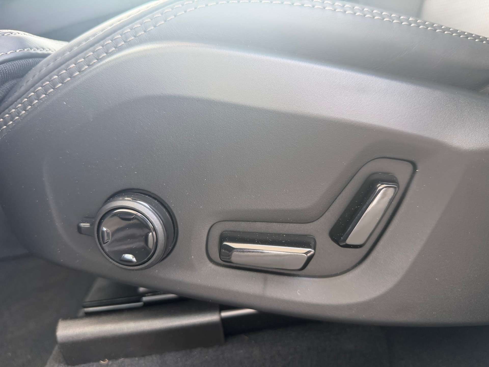 VOLVO XC60 T8 eAWD Ultra Dark Geartronic-image-4