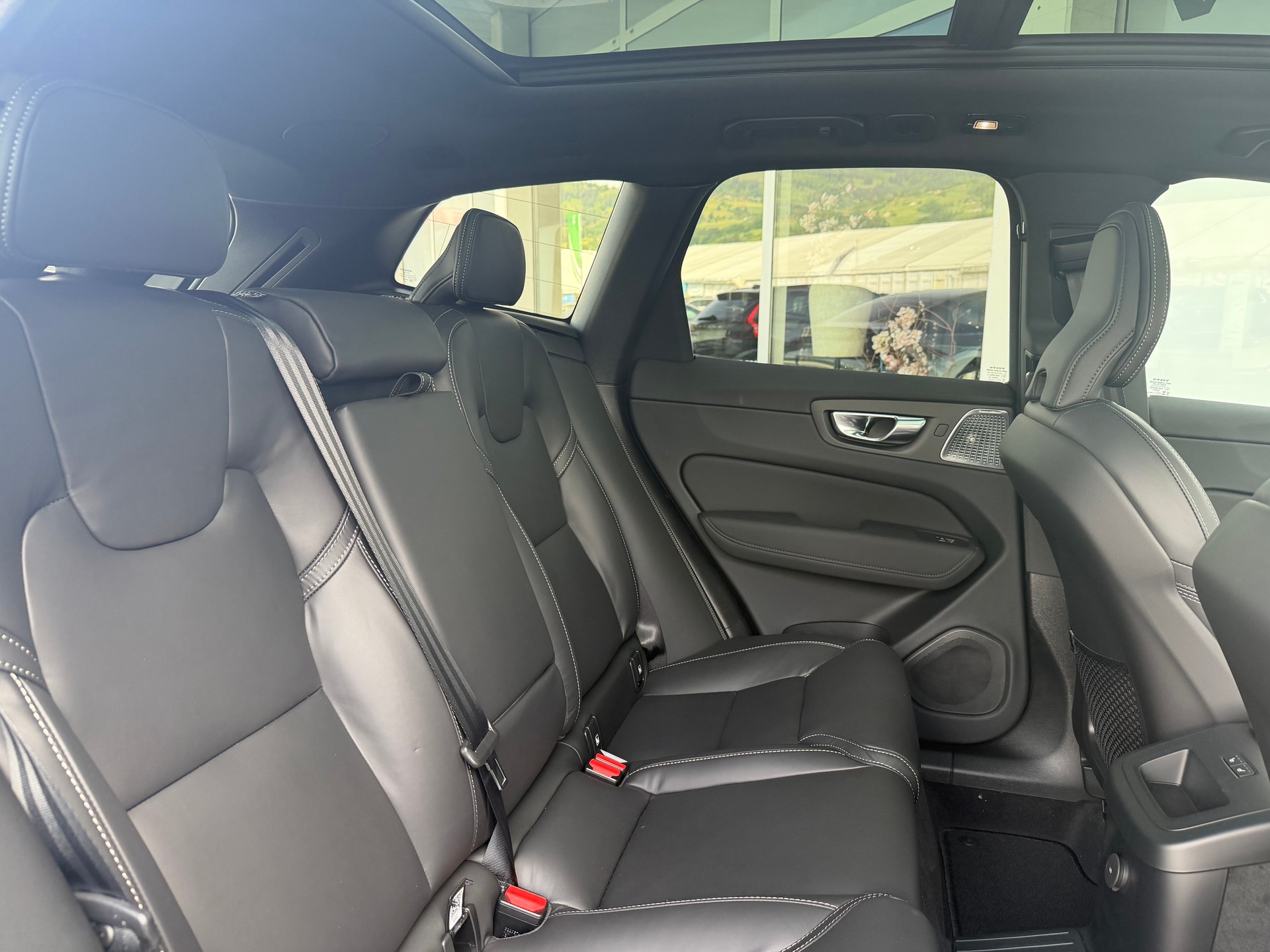 VOLVO XC60 T8 eAWD Ultra Dark Geartronic-image-5