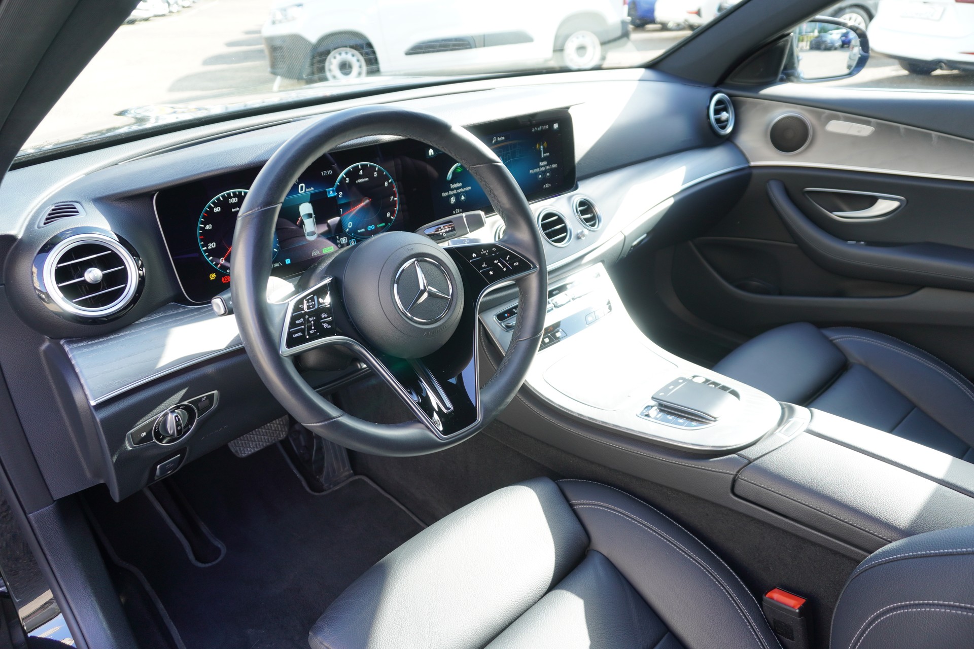 MERCEDES-BENZ E 200 4Matic Avantgarde 9G-Tronic AMG LINE!!!-image-16