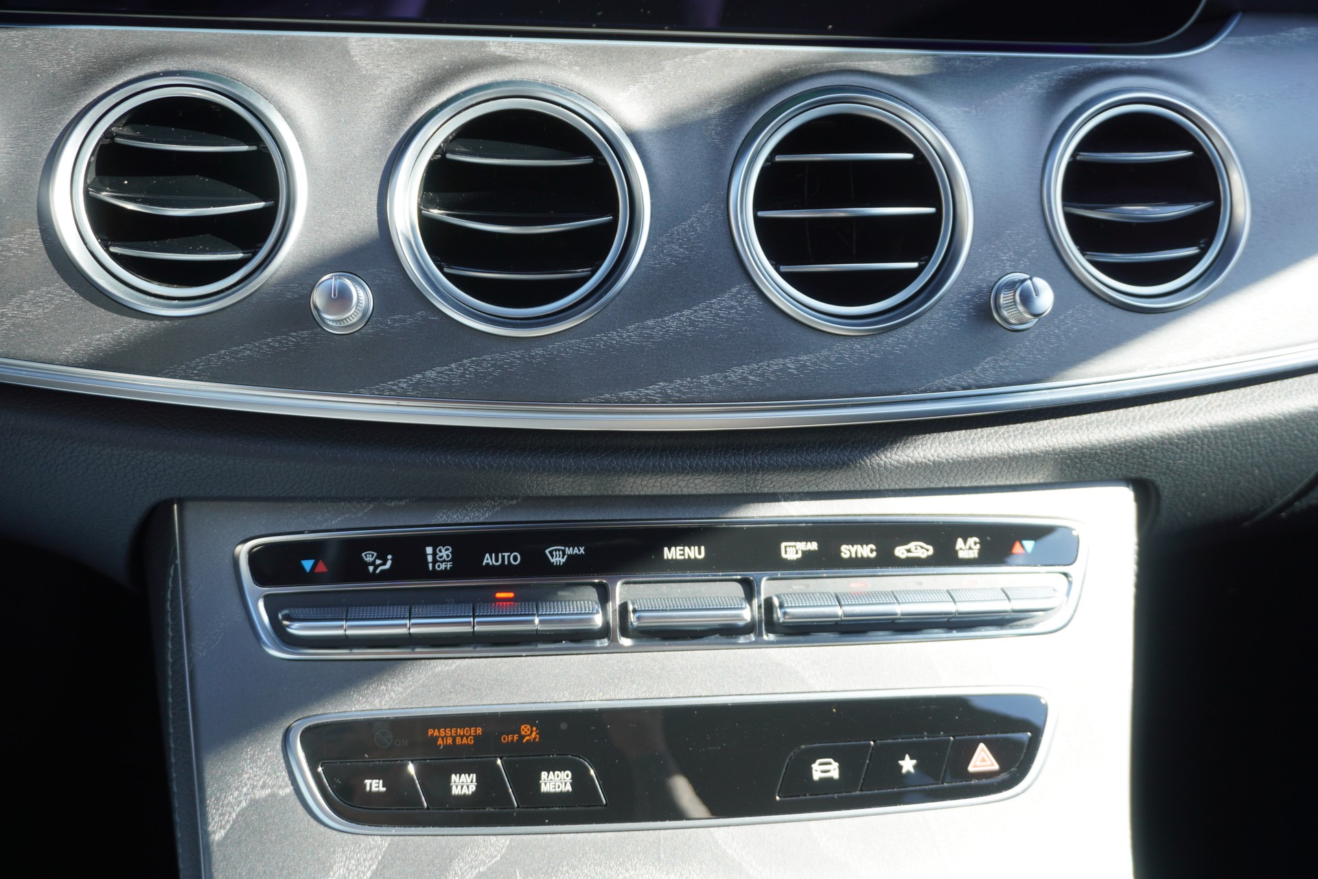 MERCEDES-BENZ E 200 4Matic Avantgarde 9G-Tronic AMG LINE!!!-image-24