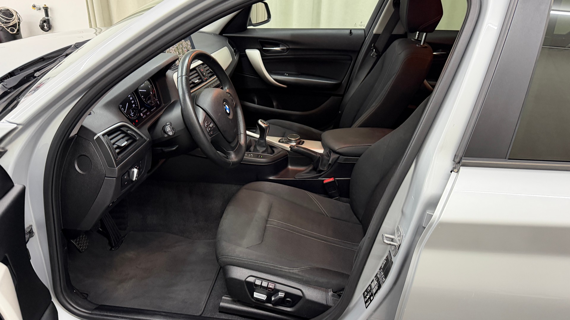 BMW 118d xDrive Essential Edition-image-8