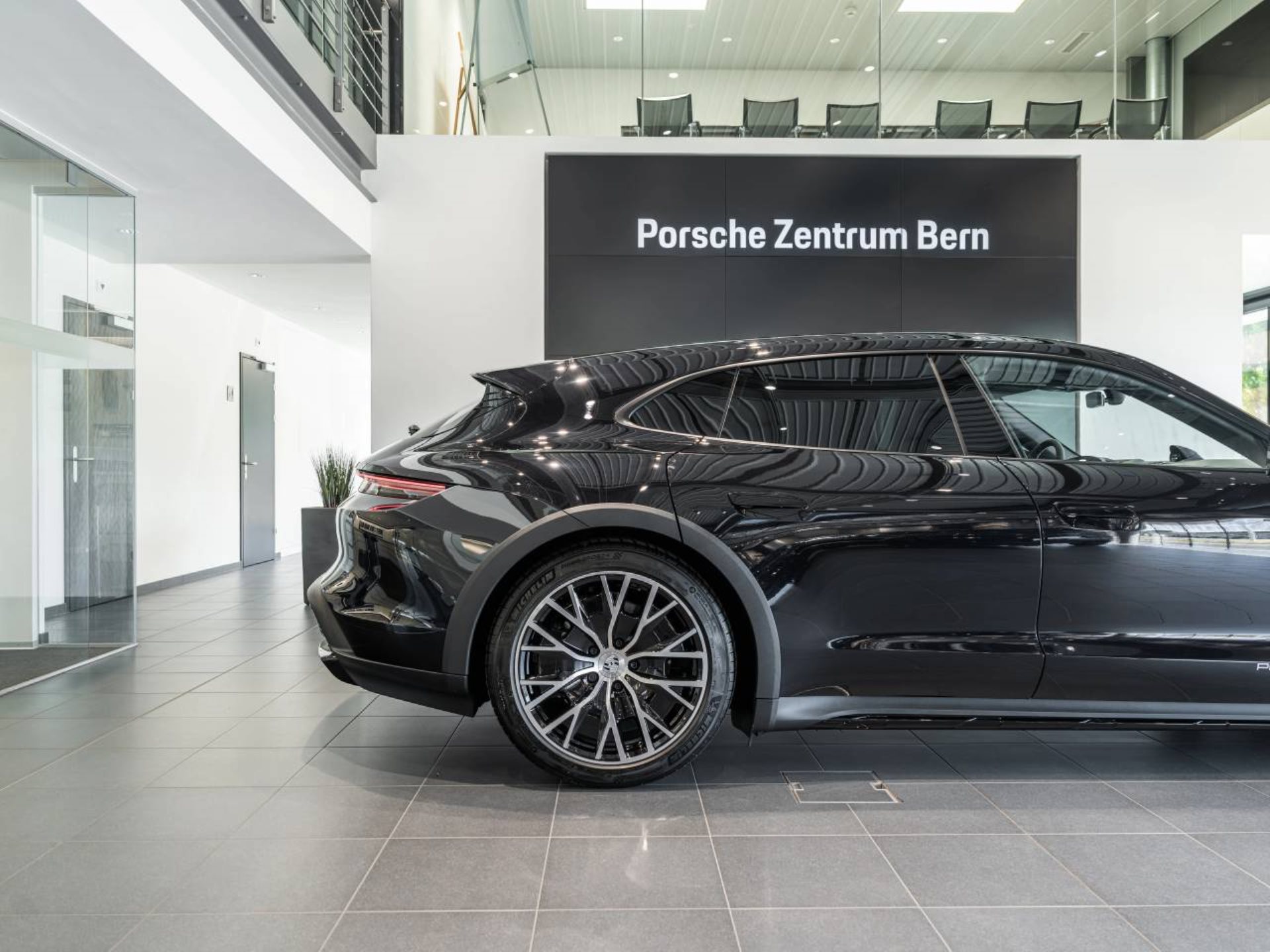 PORSCHE Taycan 4 Cross Turismo-image-11