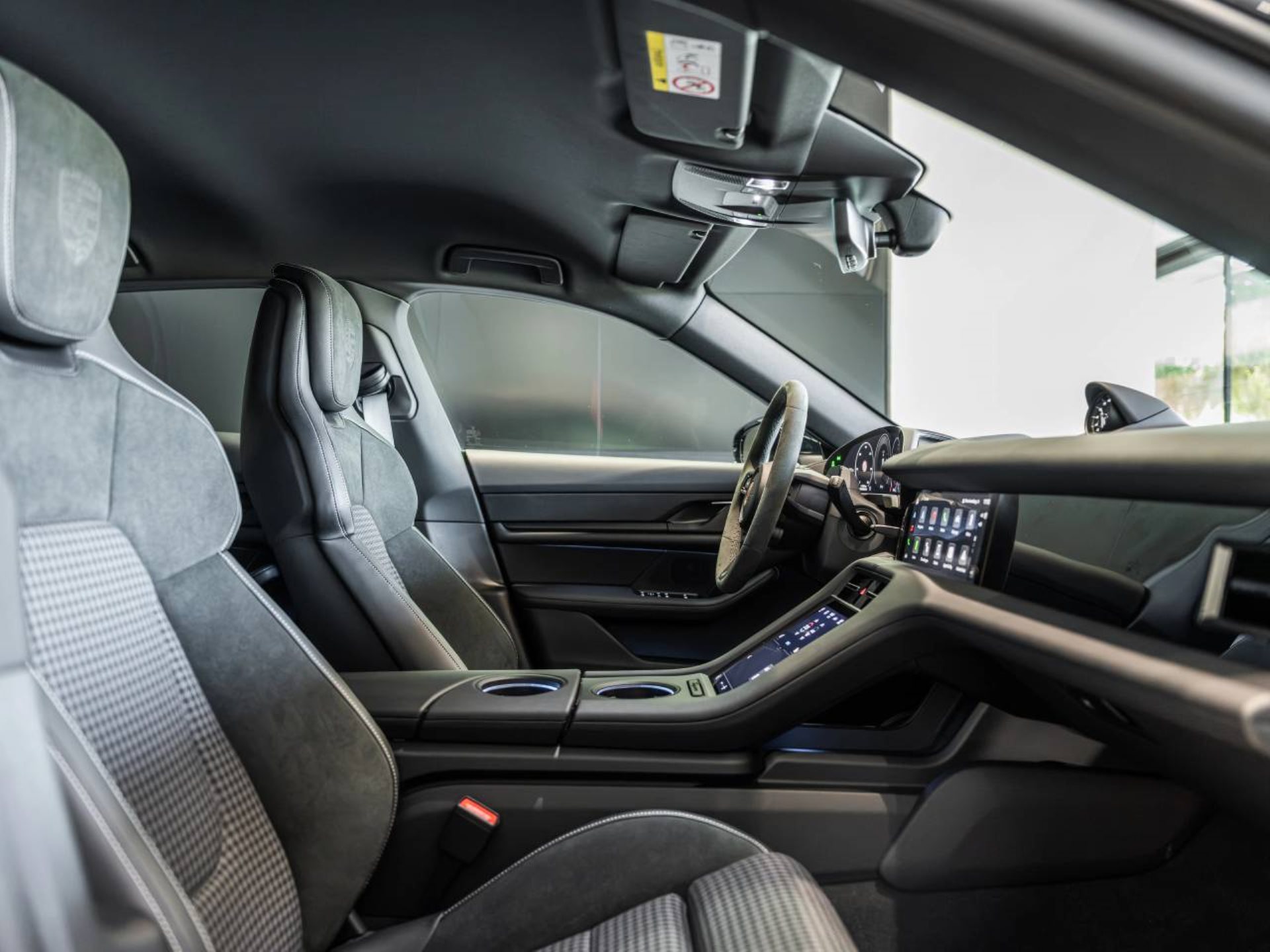 PORSCHE Taycan 4 Cross Turismo-image-17