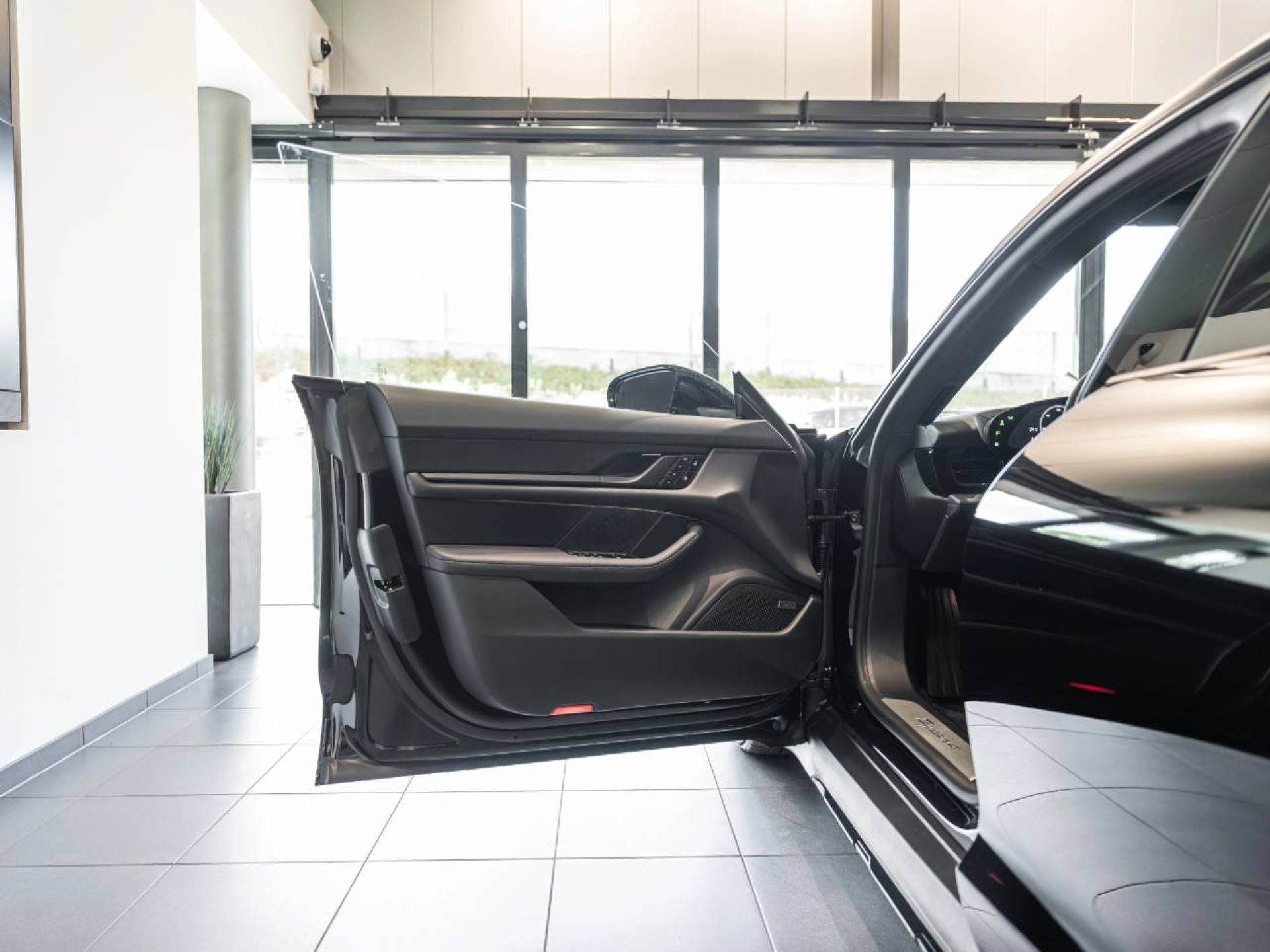 PORSCHE Taycan 4 Cross Turismo-image-19