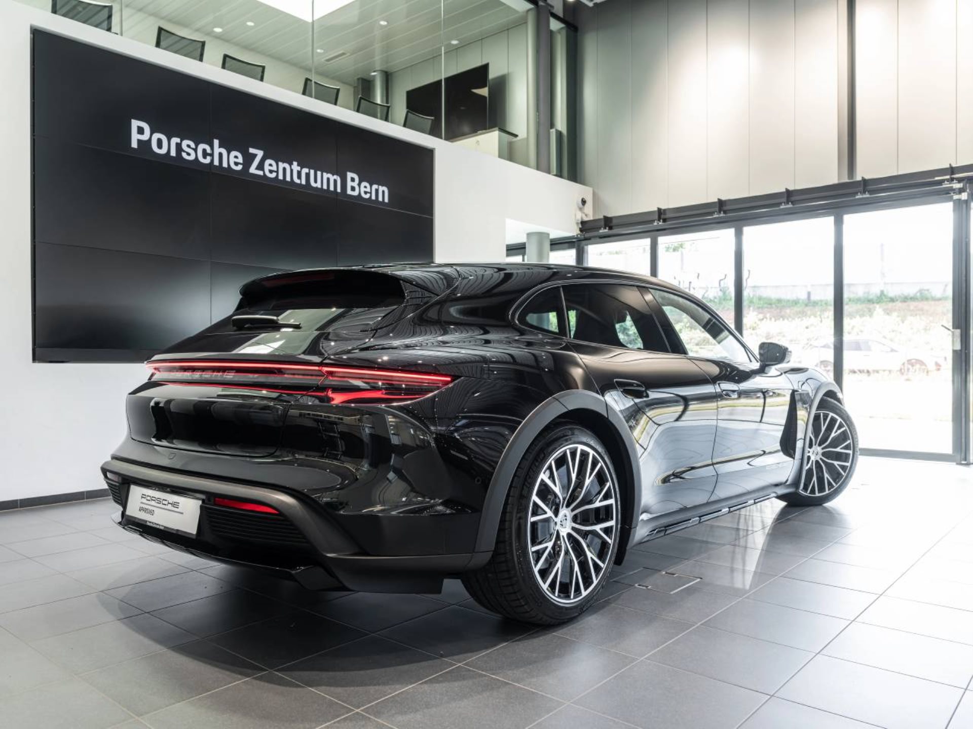 PORSCHE Taycan 4 Cross Turismo-image-2