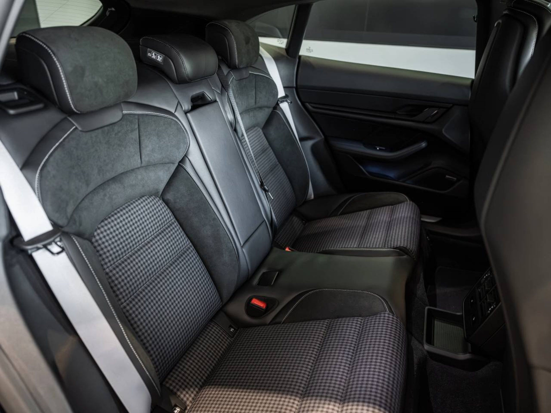 PORSCHE Taycan 4 Cross Turismo-image-18