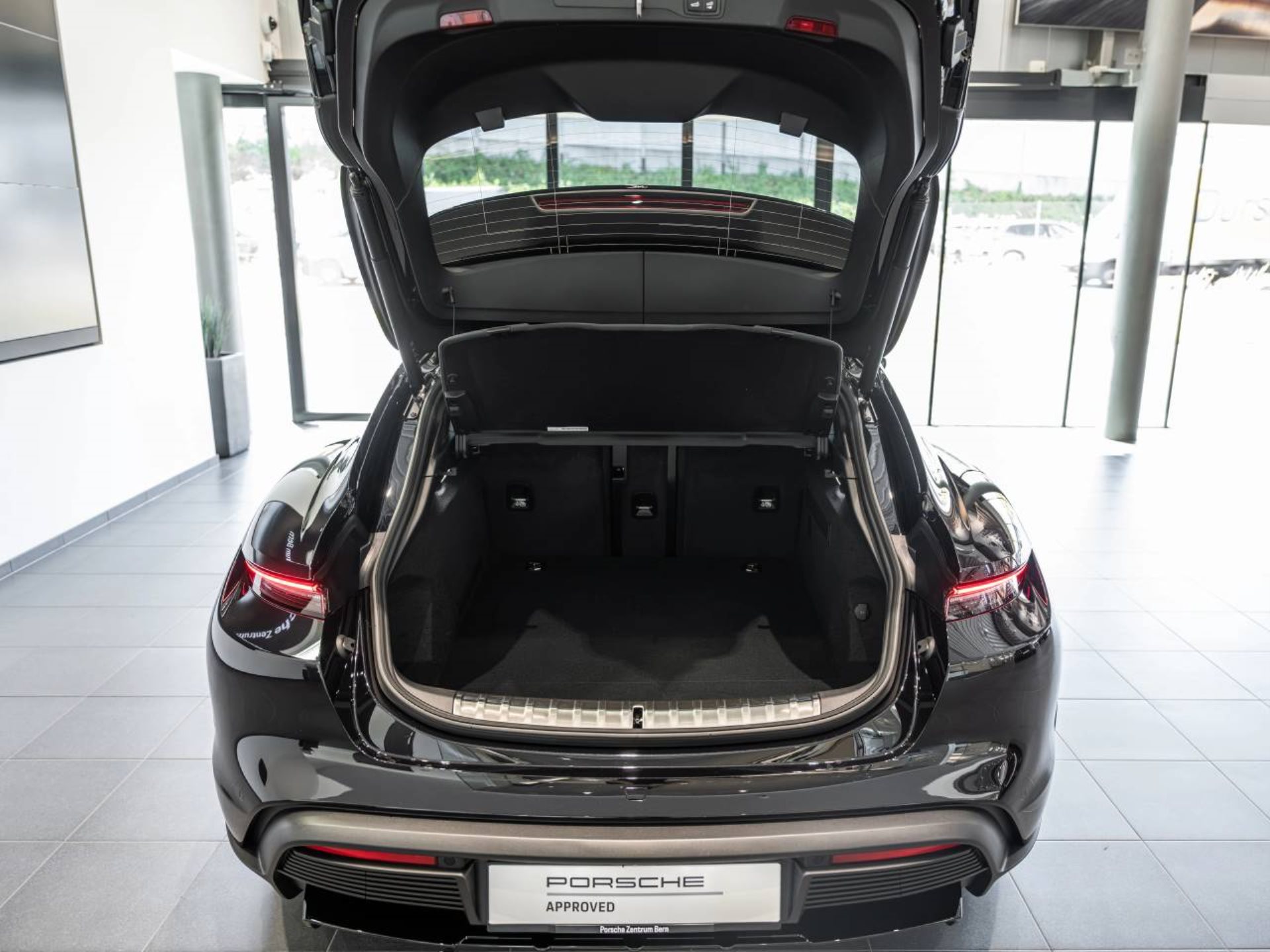 PORSCHE Taycan 4 Cross Turismo-image-6