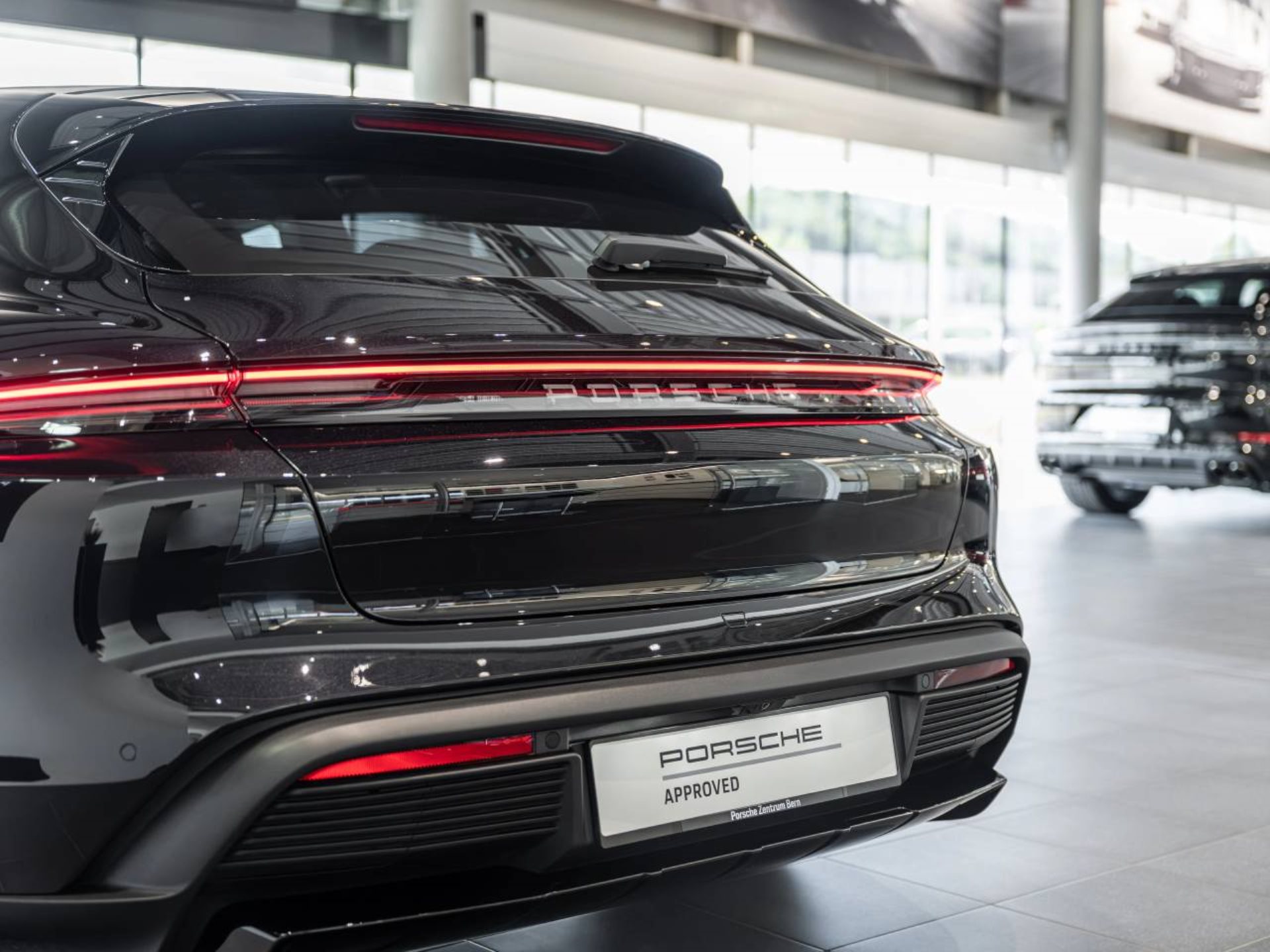 PORSCHE Taycan 4 Cross Turismo-image-26