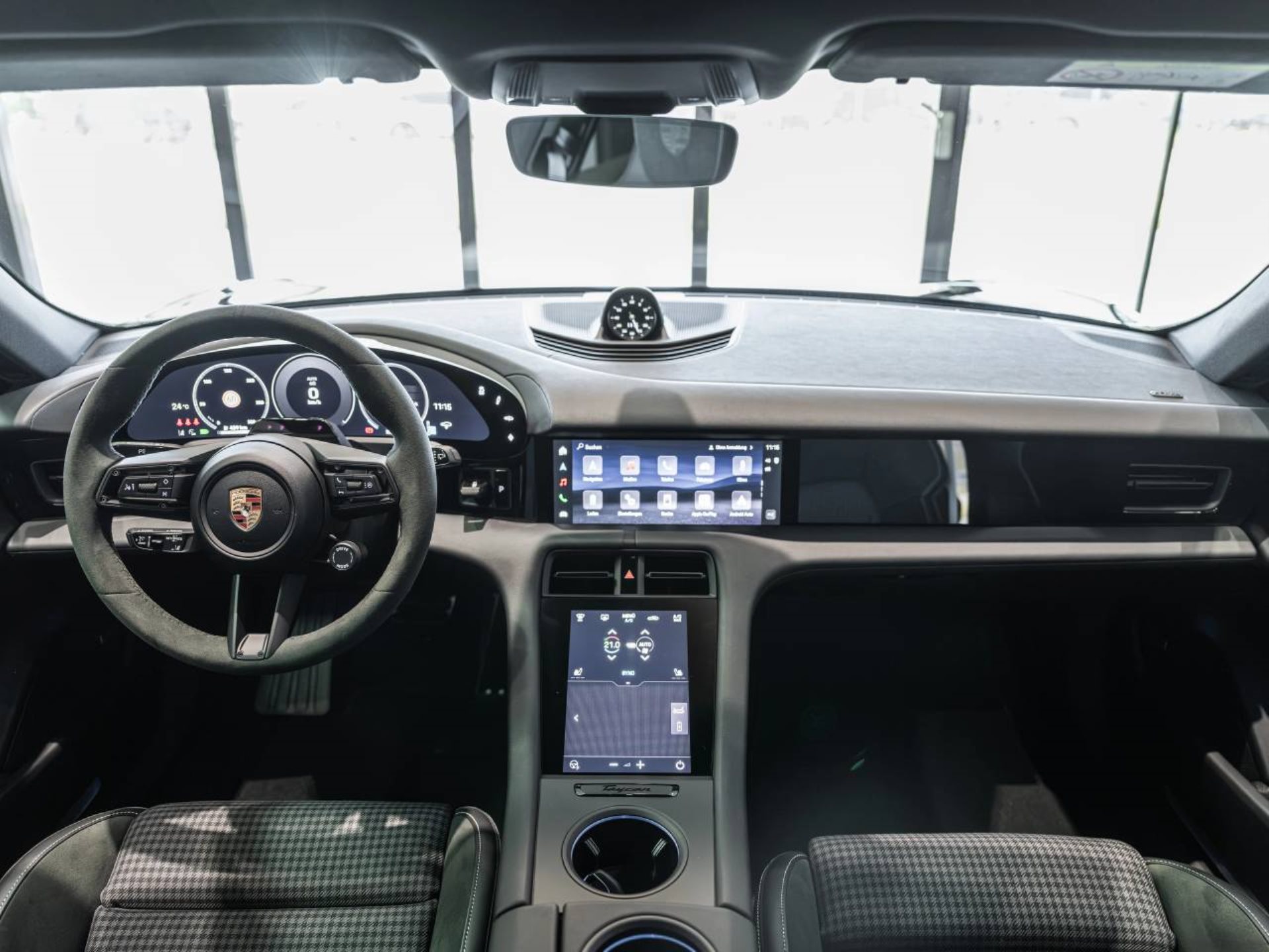 PORSCHE Taycan 4 Cross Turismo-image-16