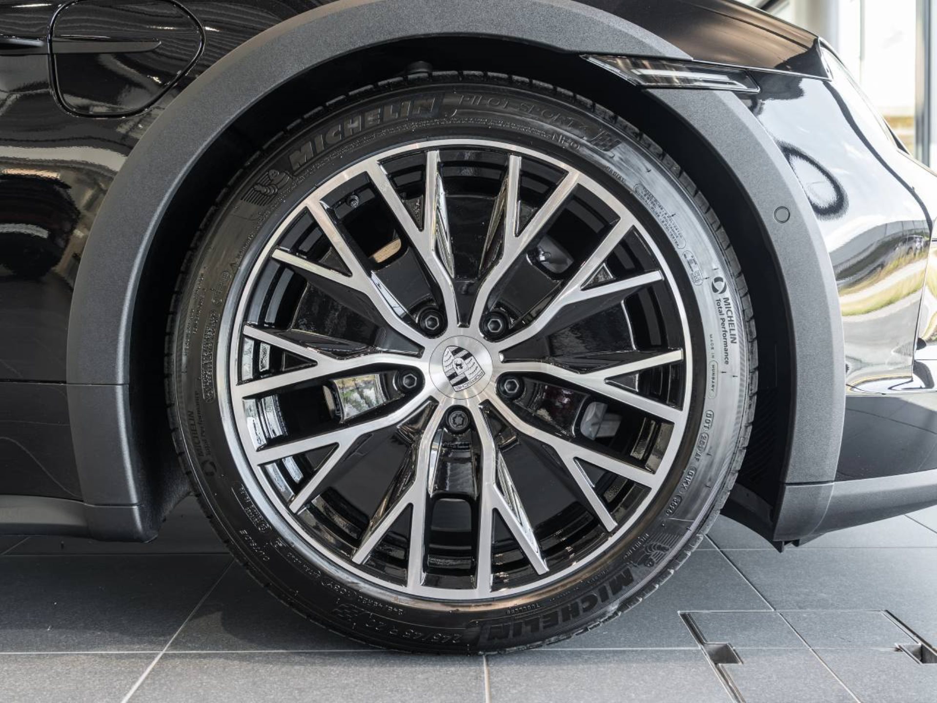 PORSCHE Taycan 4 Cross Turismo-image-31