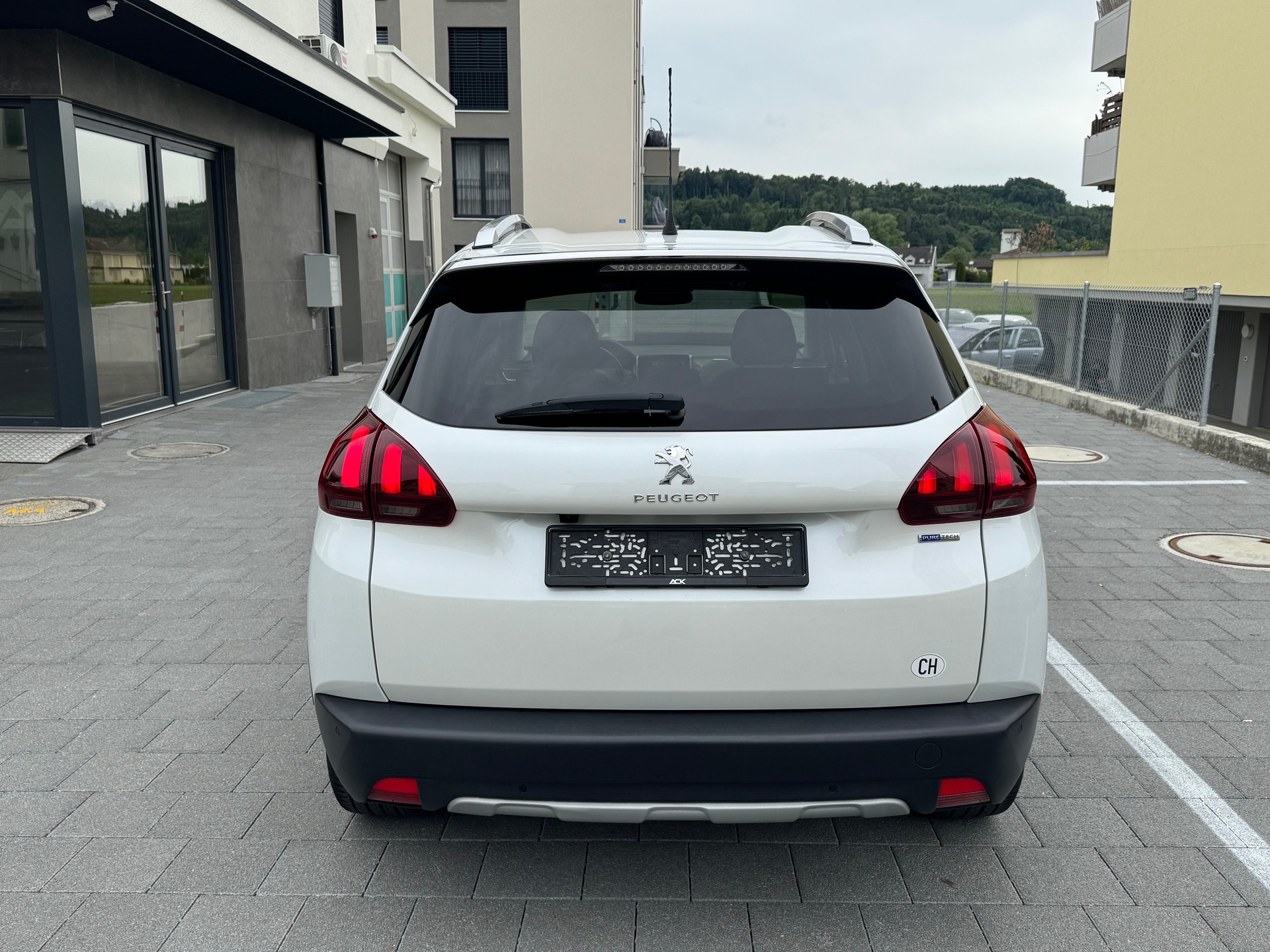 PEUGEOT 2008 1.2 PureTech Allure EAT6-showroom-element-3
