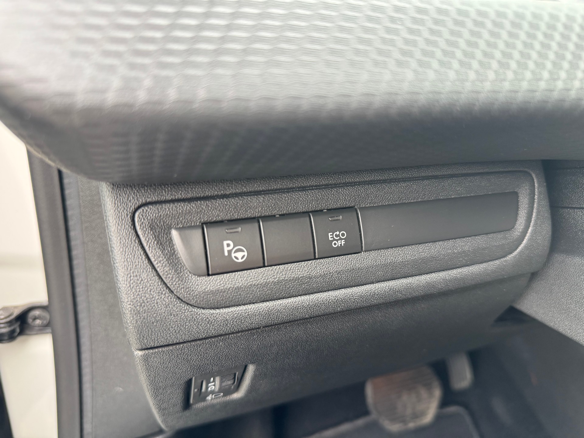 PEUGEOT 2008 1.2 PureTech Allure EAT6-image-12