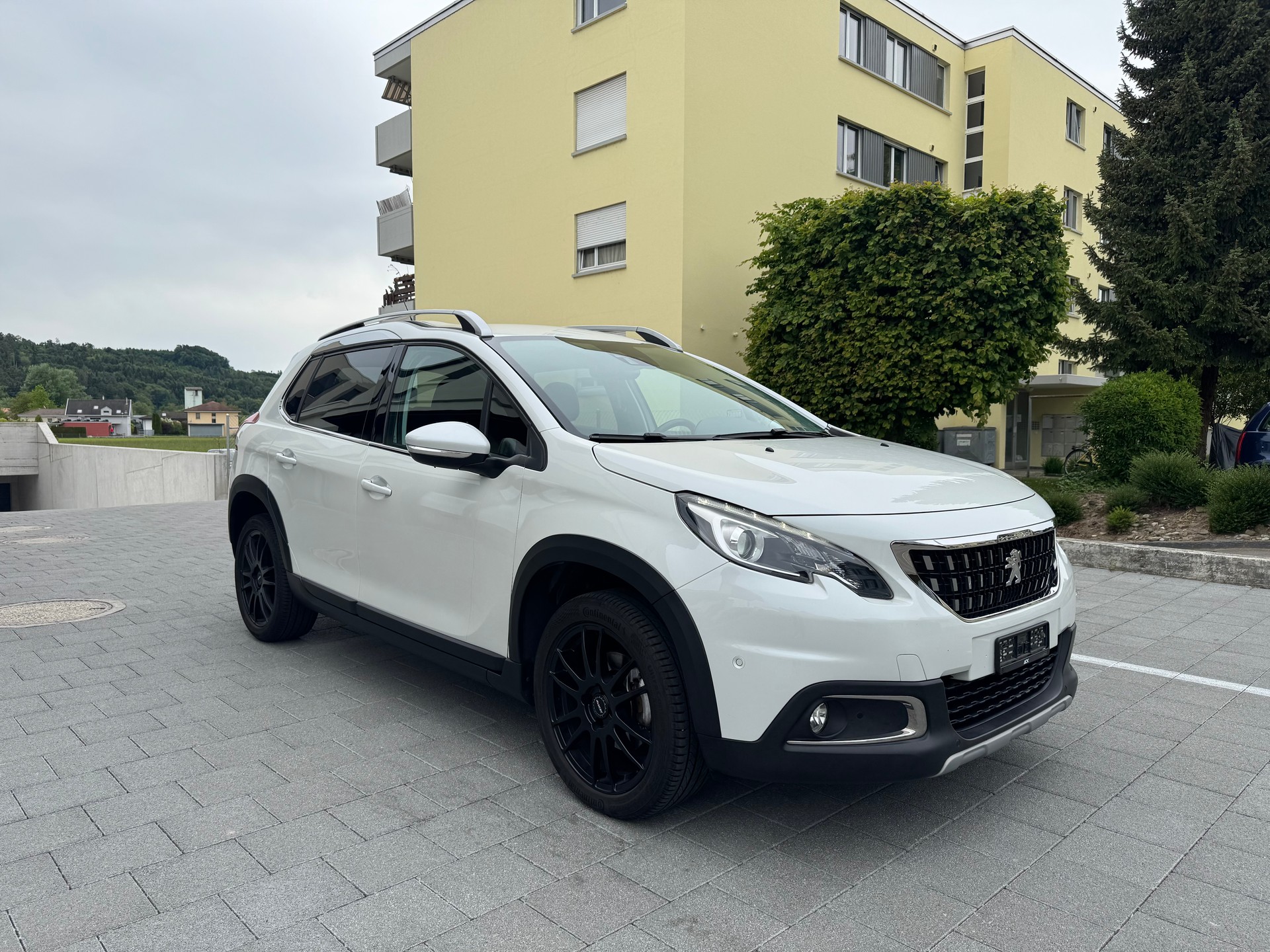 PEUGEOT 2008 1.2 PureTech Allure EAT6-image-5