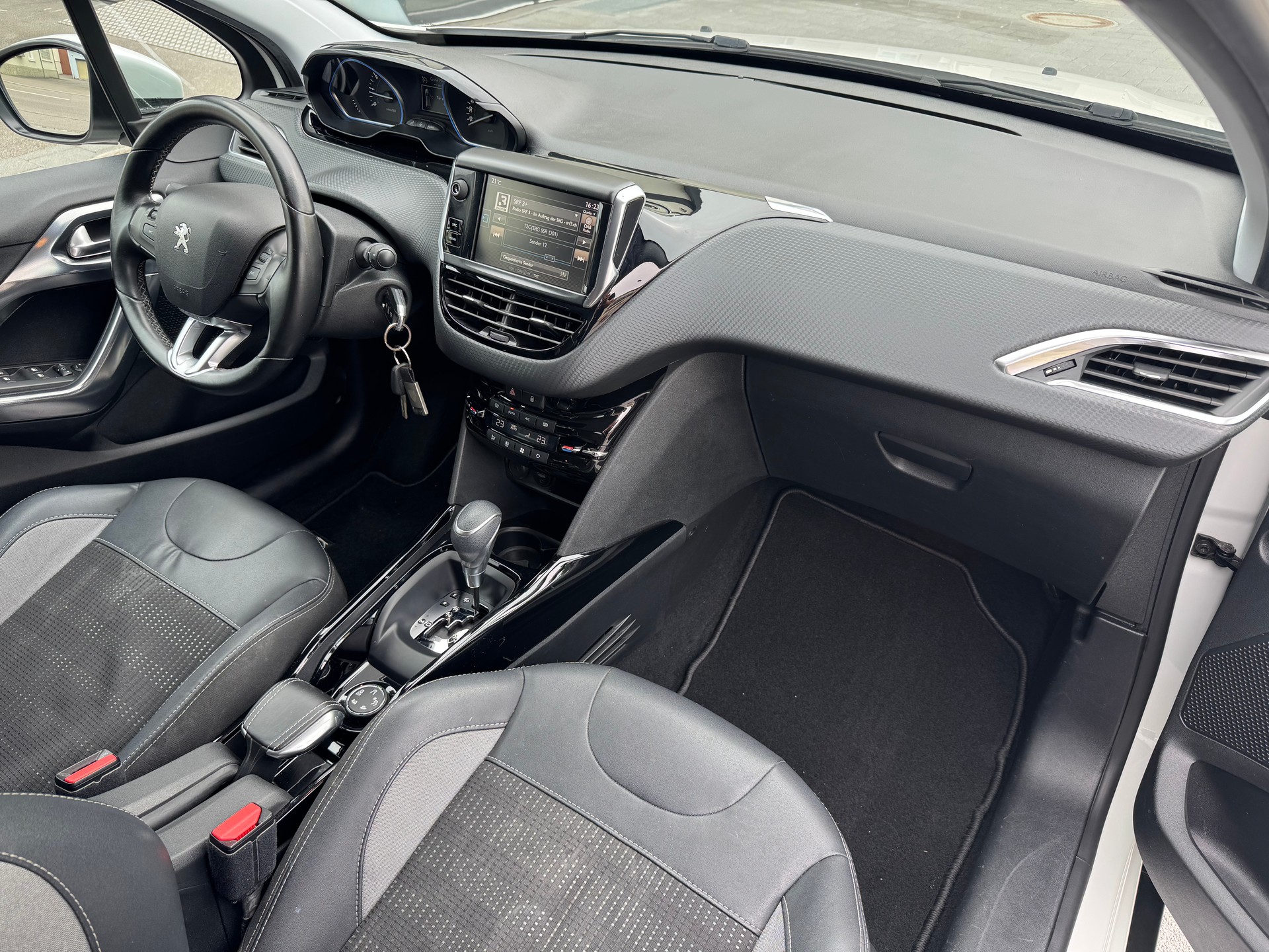 PEUGEOT 2008 1.2 PureTech Allure EAT6-image-10