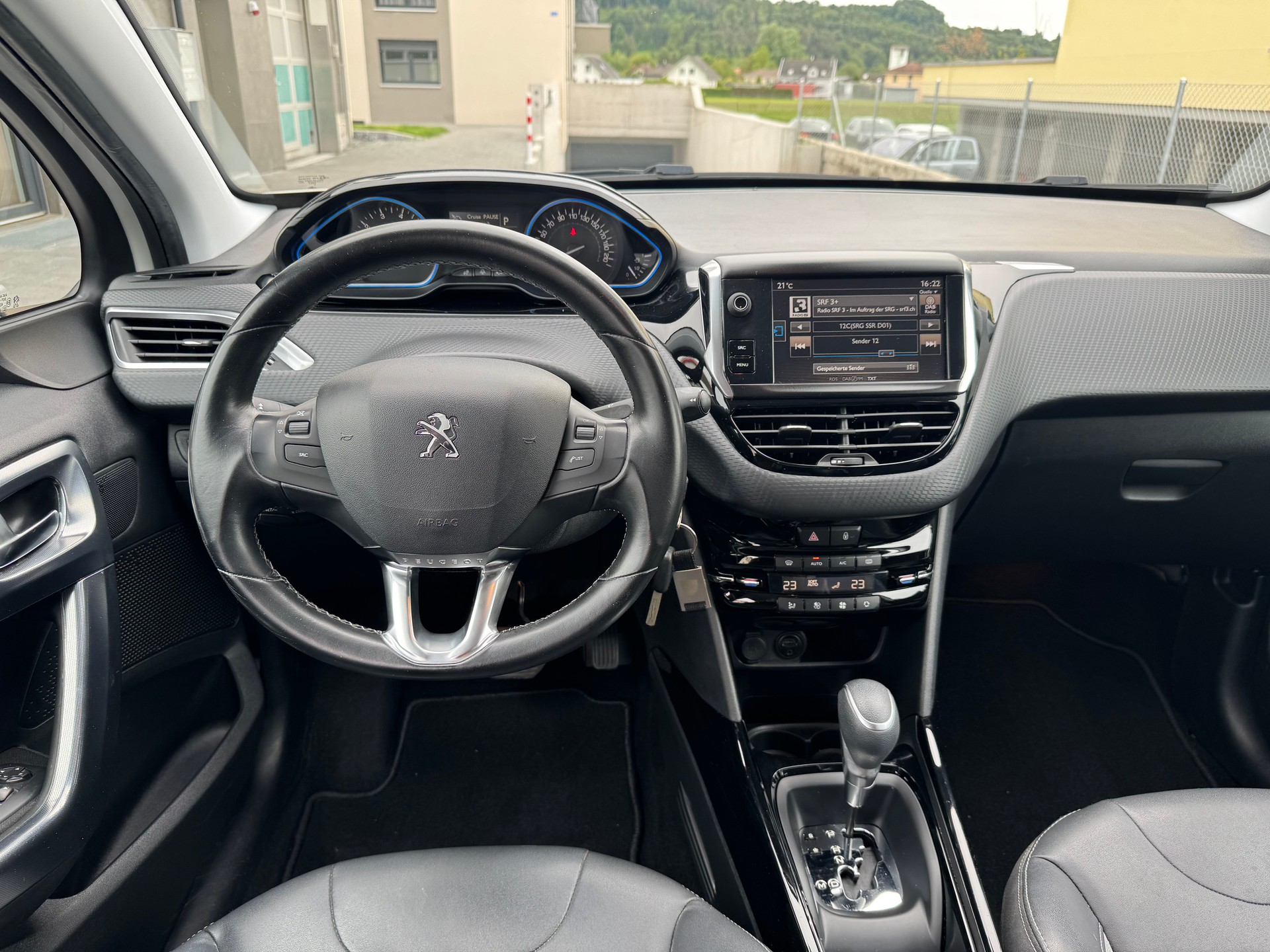 PEUGEOT 2008 1.2 PureTech Allure EAT6-image-9
