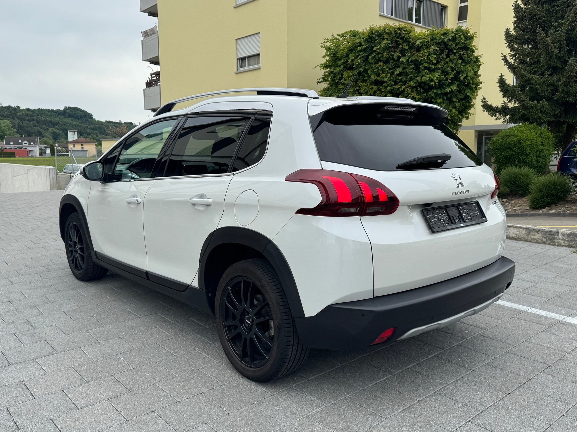 PEUGEOT 2008 1.2 PureTech Allure EAT6-showroom-element-2
