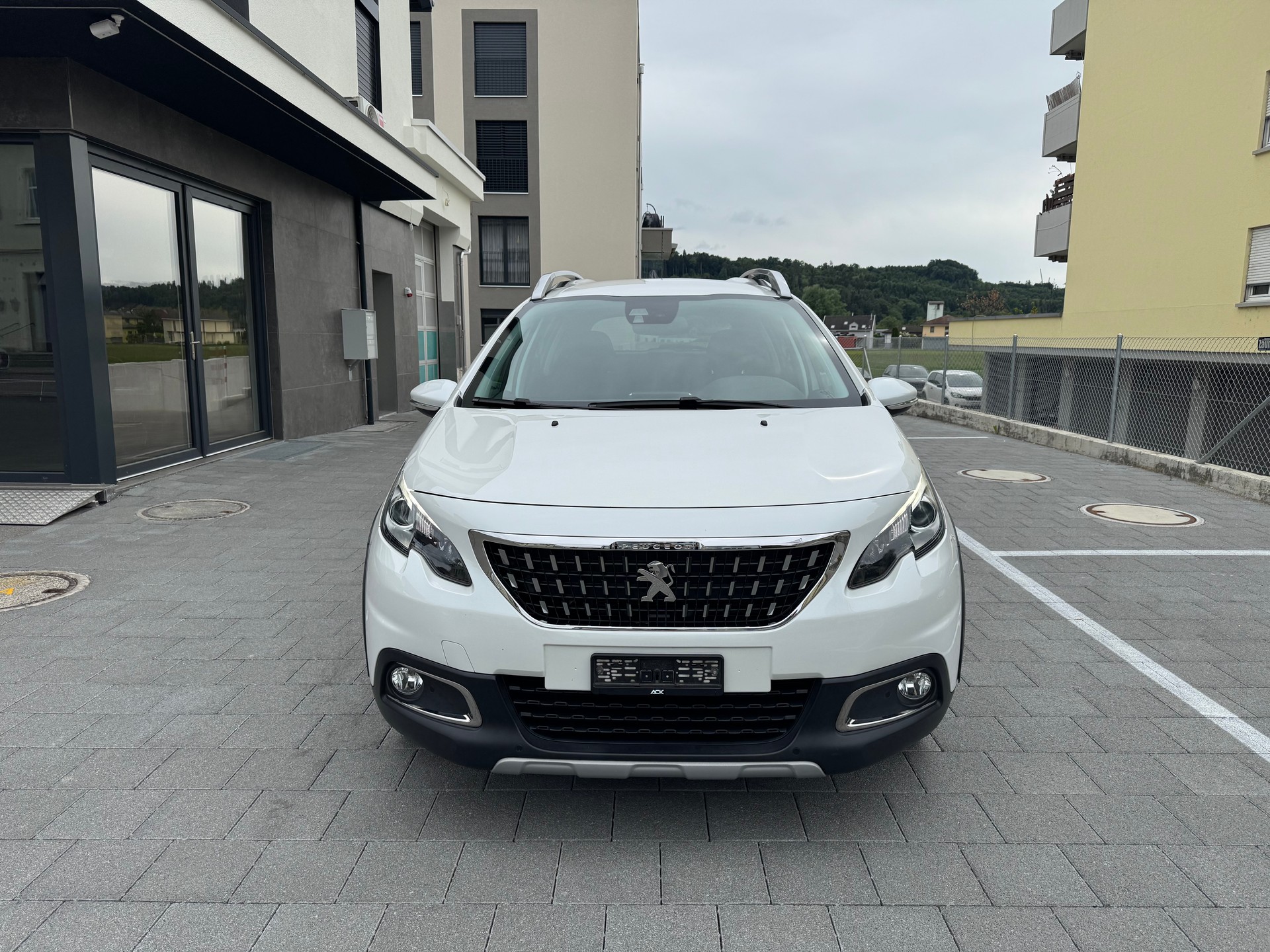 PEUGEOT 2008 1.2 PureTech Allure EAT6-image-6