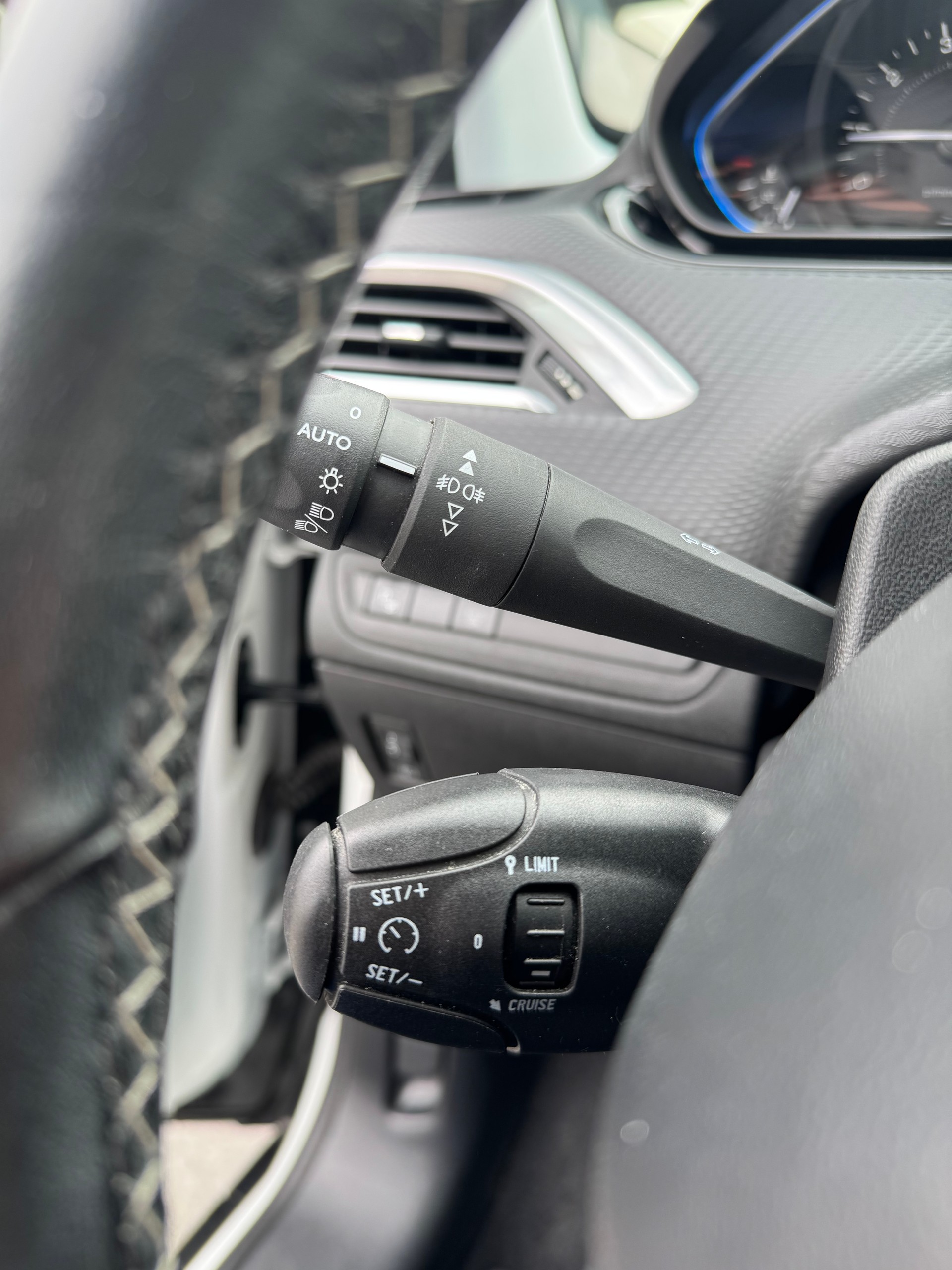 PEUGEOT 2008 1.2 PureTech Allure EAT6-image-15