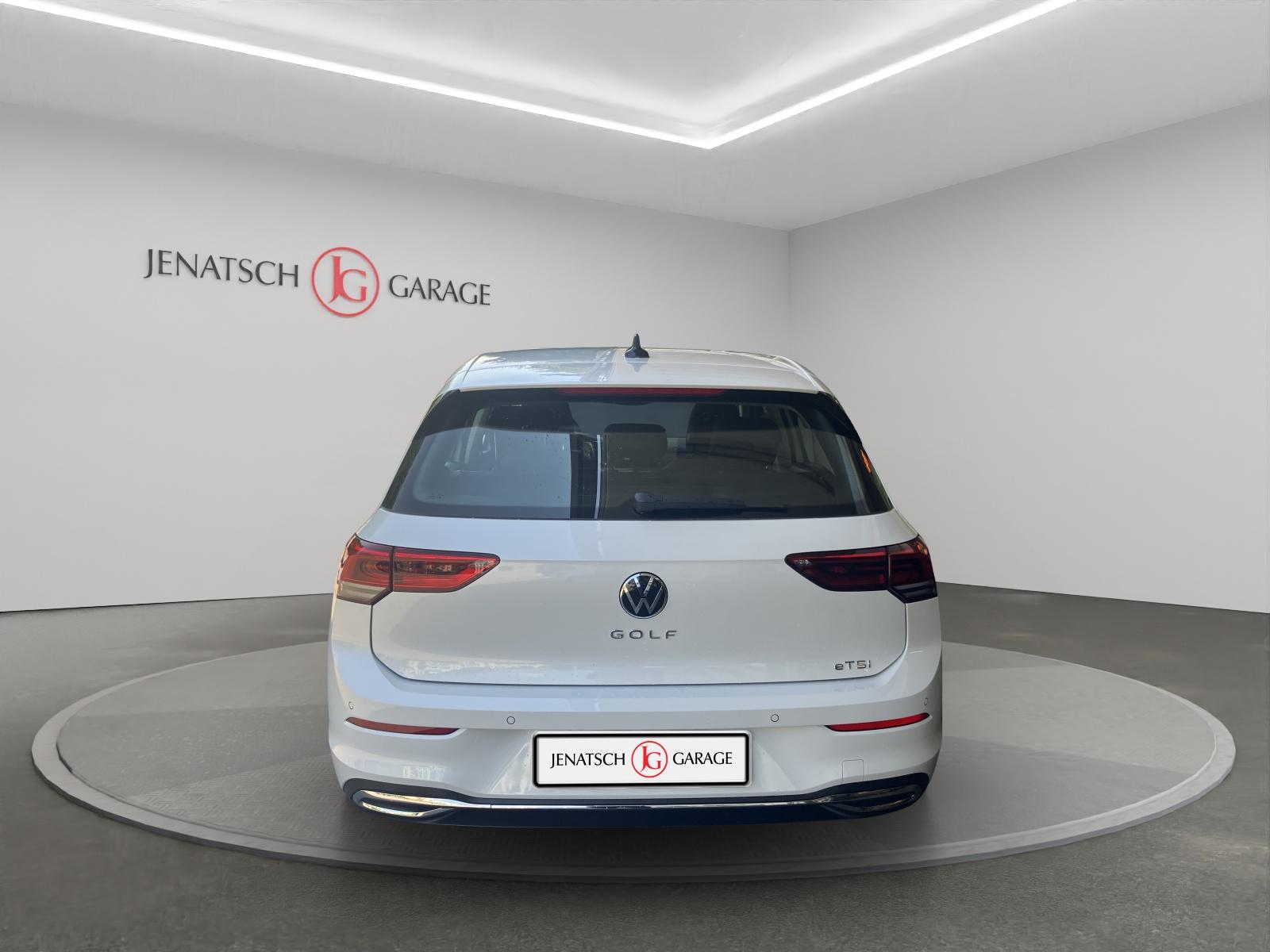 VW Golf VIII 1.5 eTSI R-Line 75 Edition DSG-showroom-element-3