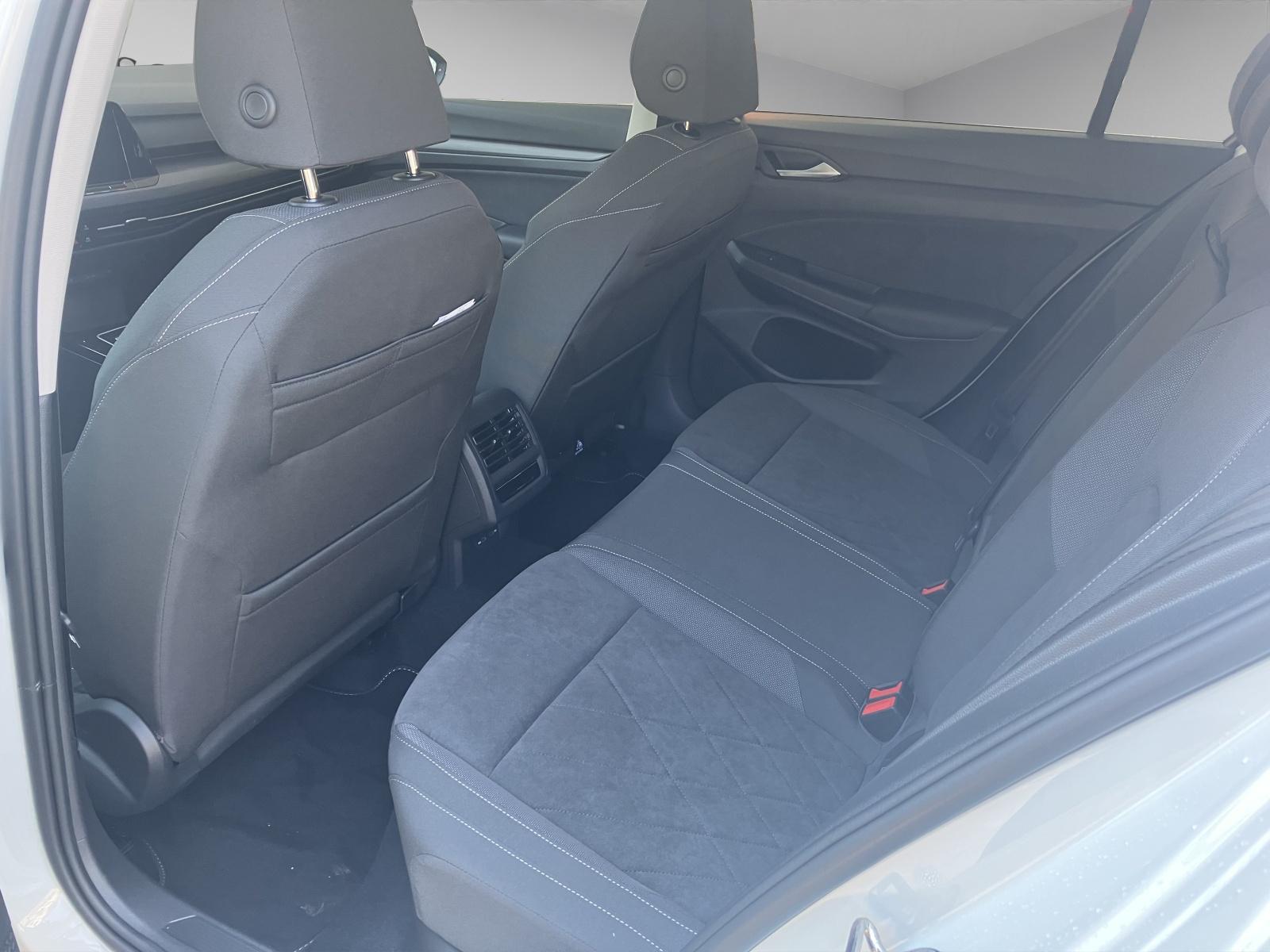 VW Golf VIII 1.5 eTSI R-Line 75 Edition DSG-image-8
