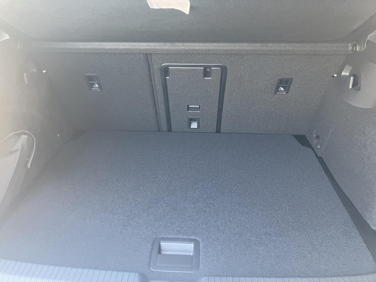VW Golf VIII 1.5 eTSI R-Line 75 Edition DSG-image-9
