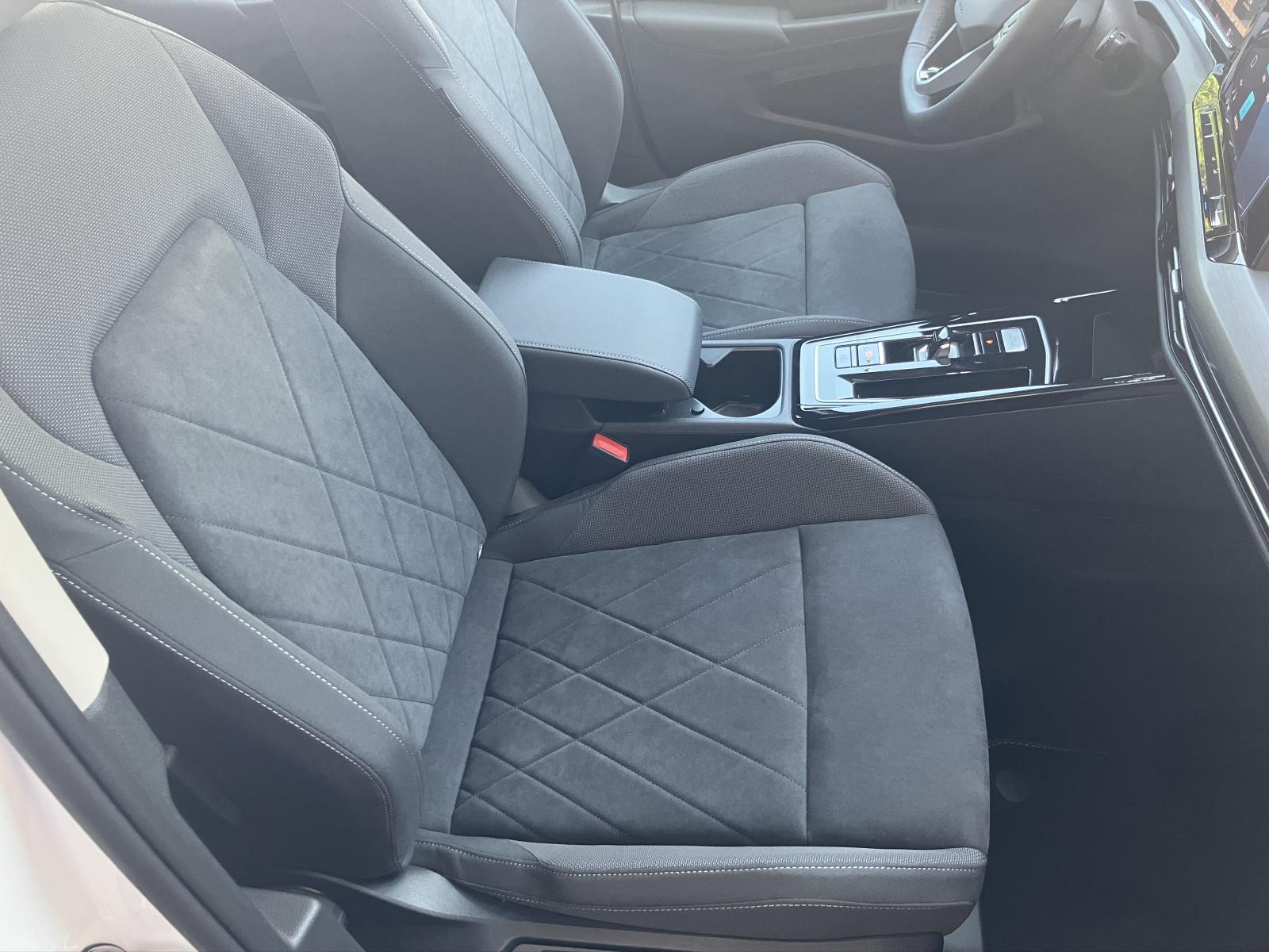 VW Golf VIII 1.5 eTSI R-Line 75 Edition DSG-image-10