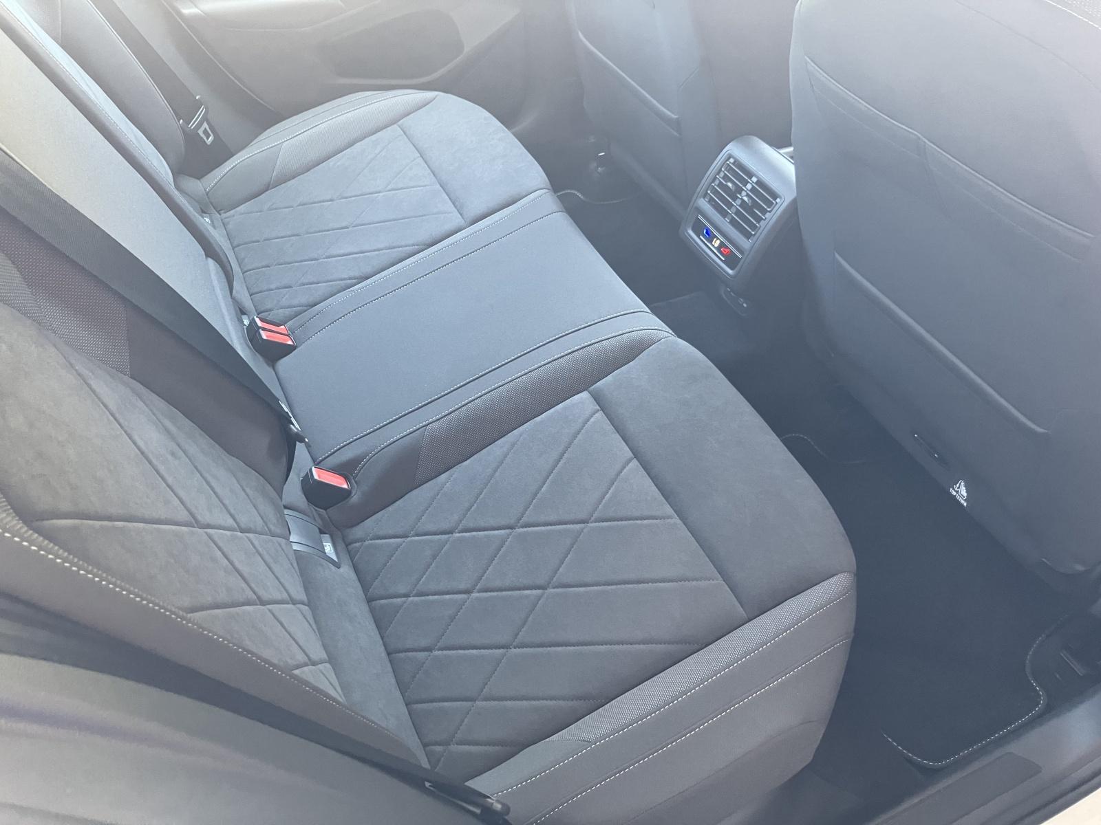 VW Golf VIII 1.5 eTSI R-Line 75 Edition DSG-image-11