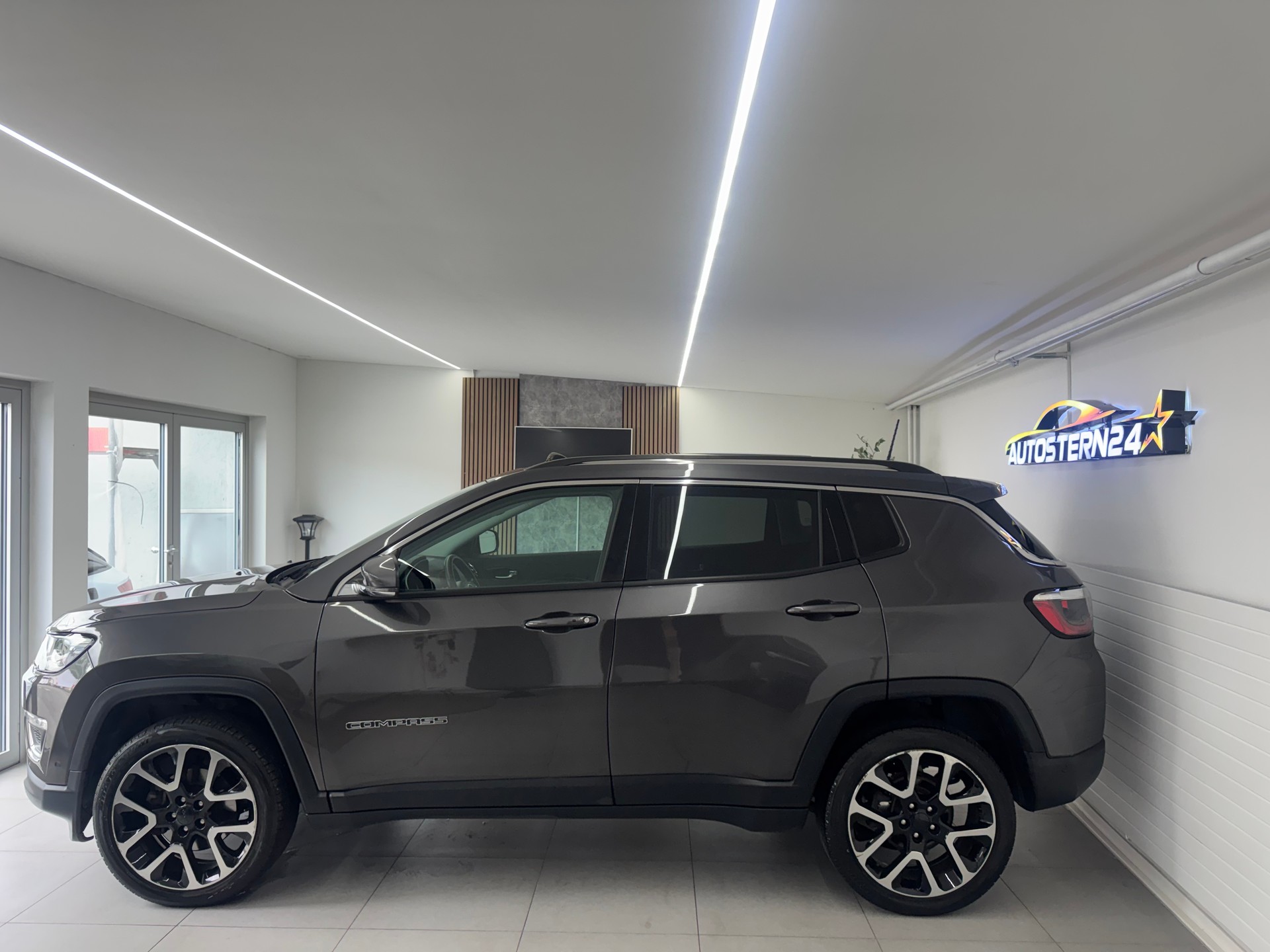 JEEP Compass 1.4 Turbo Limited AWD 9ATX*CH-Fahrzeug*Panoramadach*AHK*-image-6