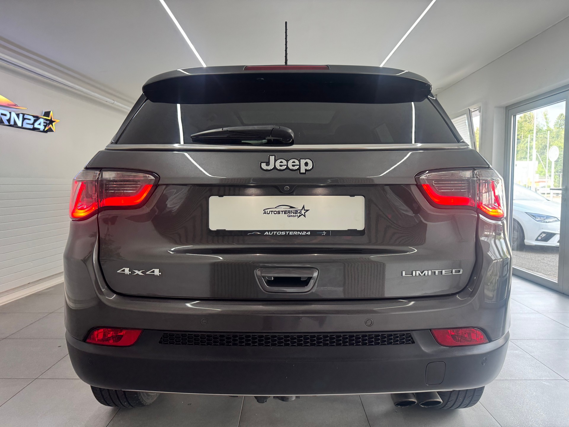 JEEP Compass 1.4 Turbo Limited AWD 9ATX*CH-Fahrzeug*Panoramadach*AHK*-image-3