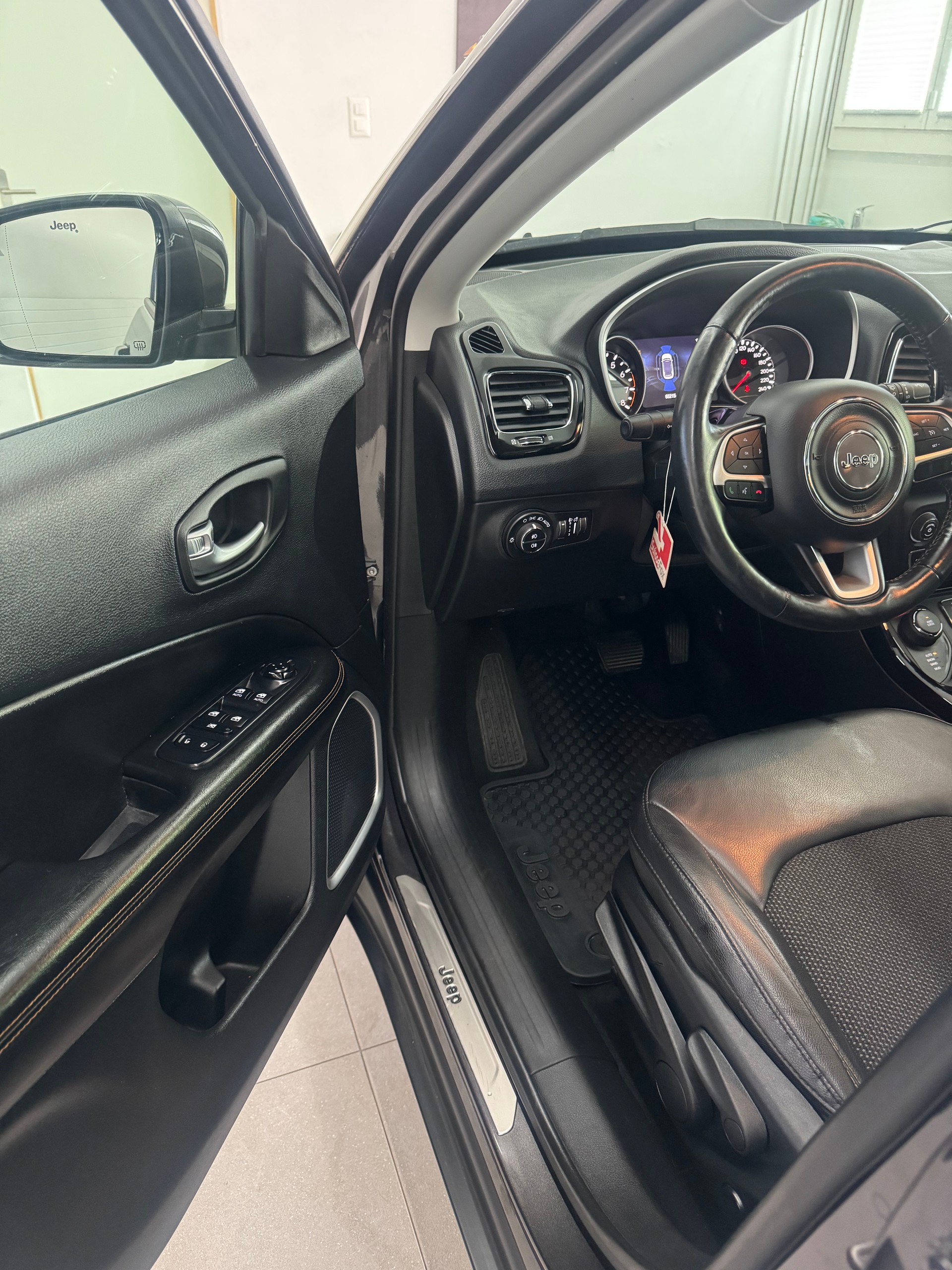 JEEP Compass 1.4 Turbo Limited AWD 9ATX*CH-Fahrzeug*Panoramadach*AHK*-image-9