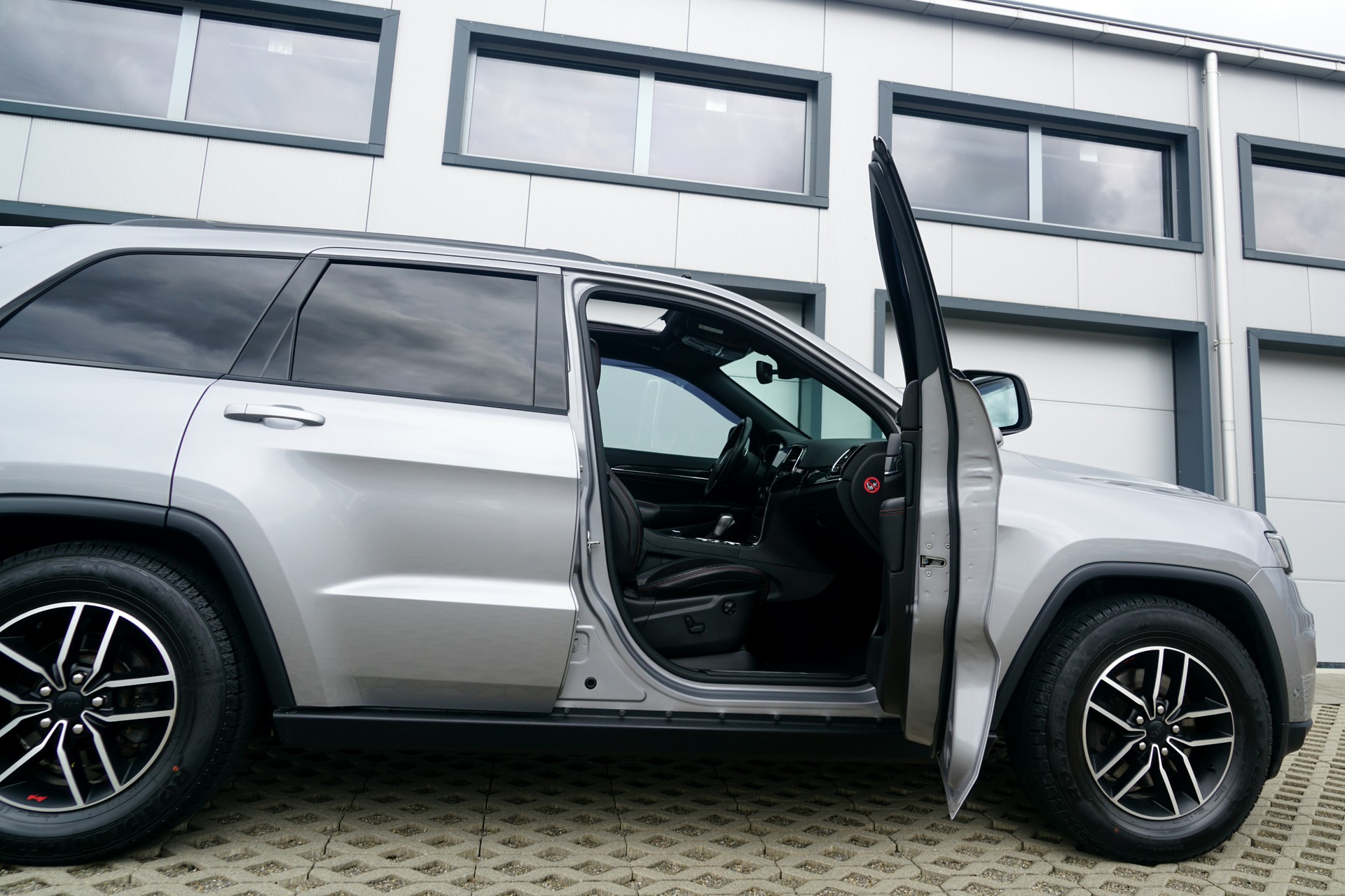 JEEP Grand Cherokee 3.0 CRD Trailhawk Automatic (CH)-image-2
