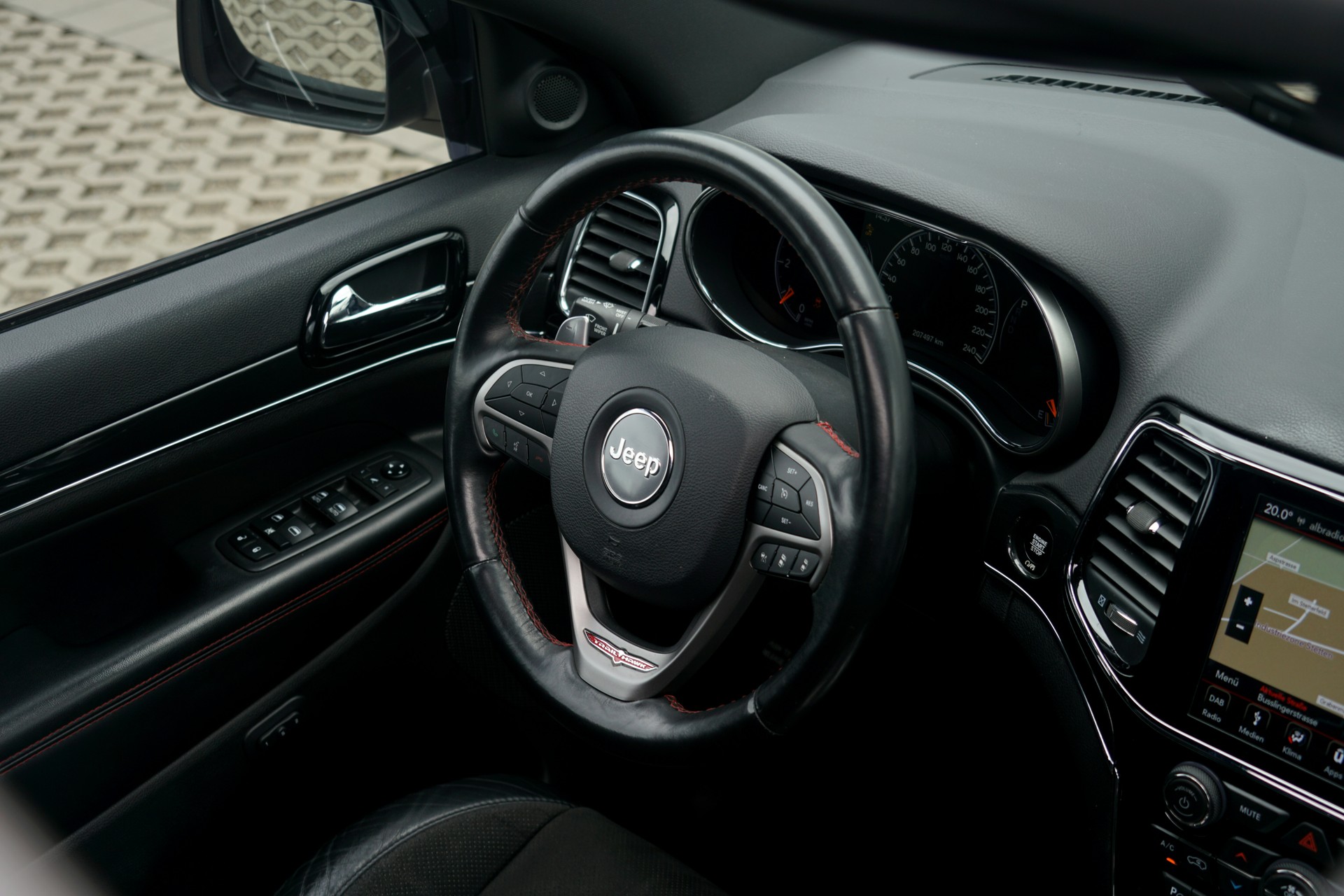 JEEP Grand Cherokee 3.0 CRD Trailhawk Automatic (CH)-image-3
