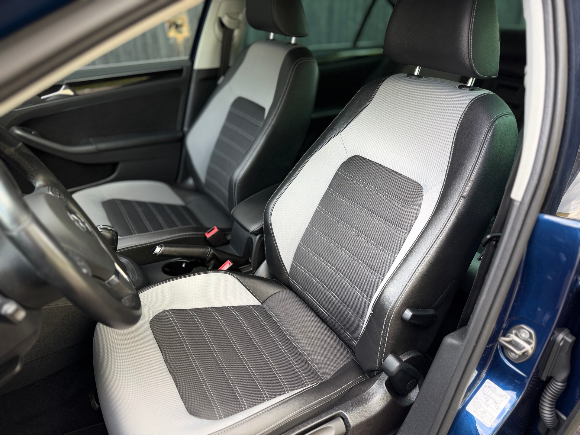 VW Jetta 2.0 TDI Highline DSG-image-10