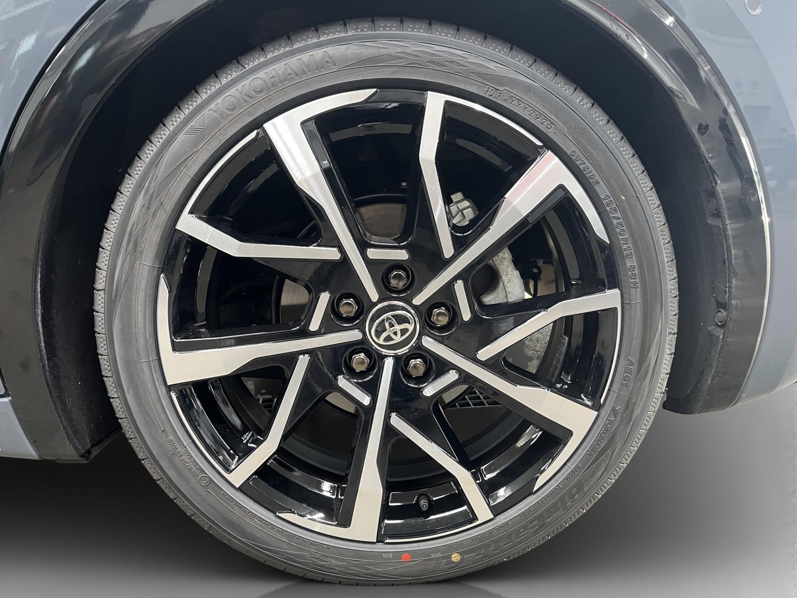 TOYOTA Prius 2.0 Plug-In-Hybrid Premium-image-14