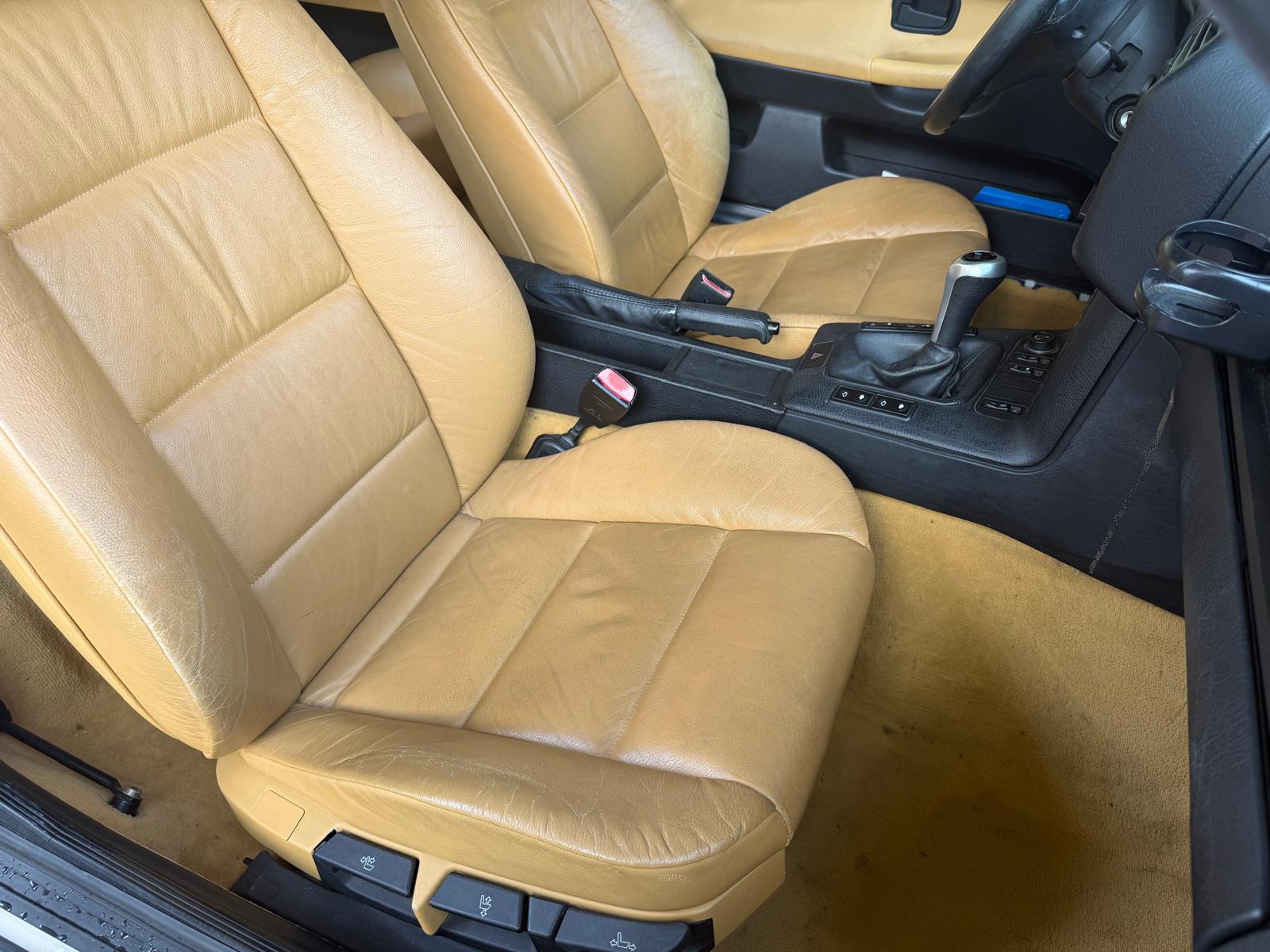 BMW 320i Cabrio-image-11