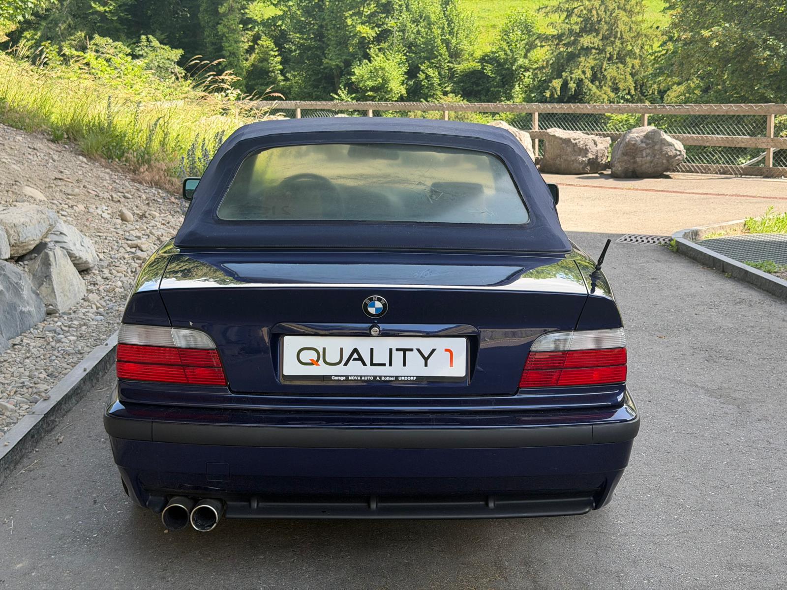 BMW 320i Cabrio-image-5