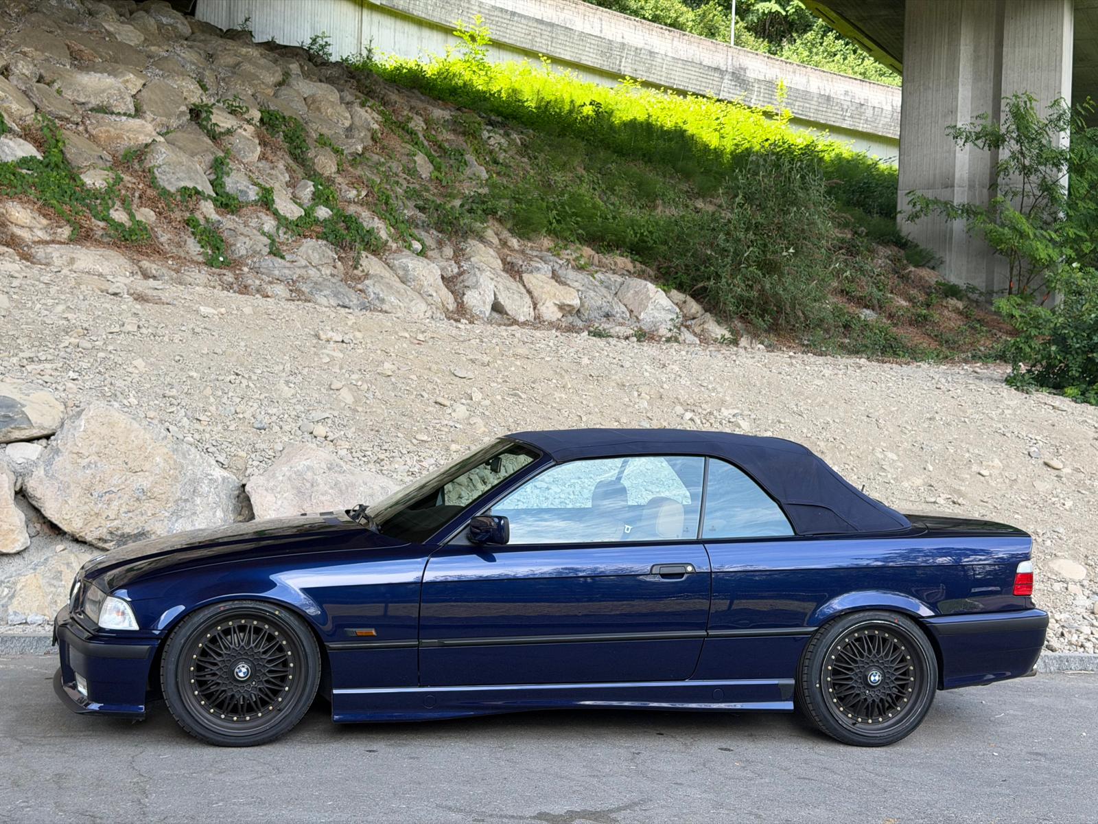 BMW 320i Cabrio-image-3