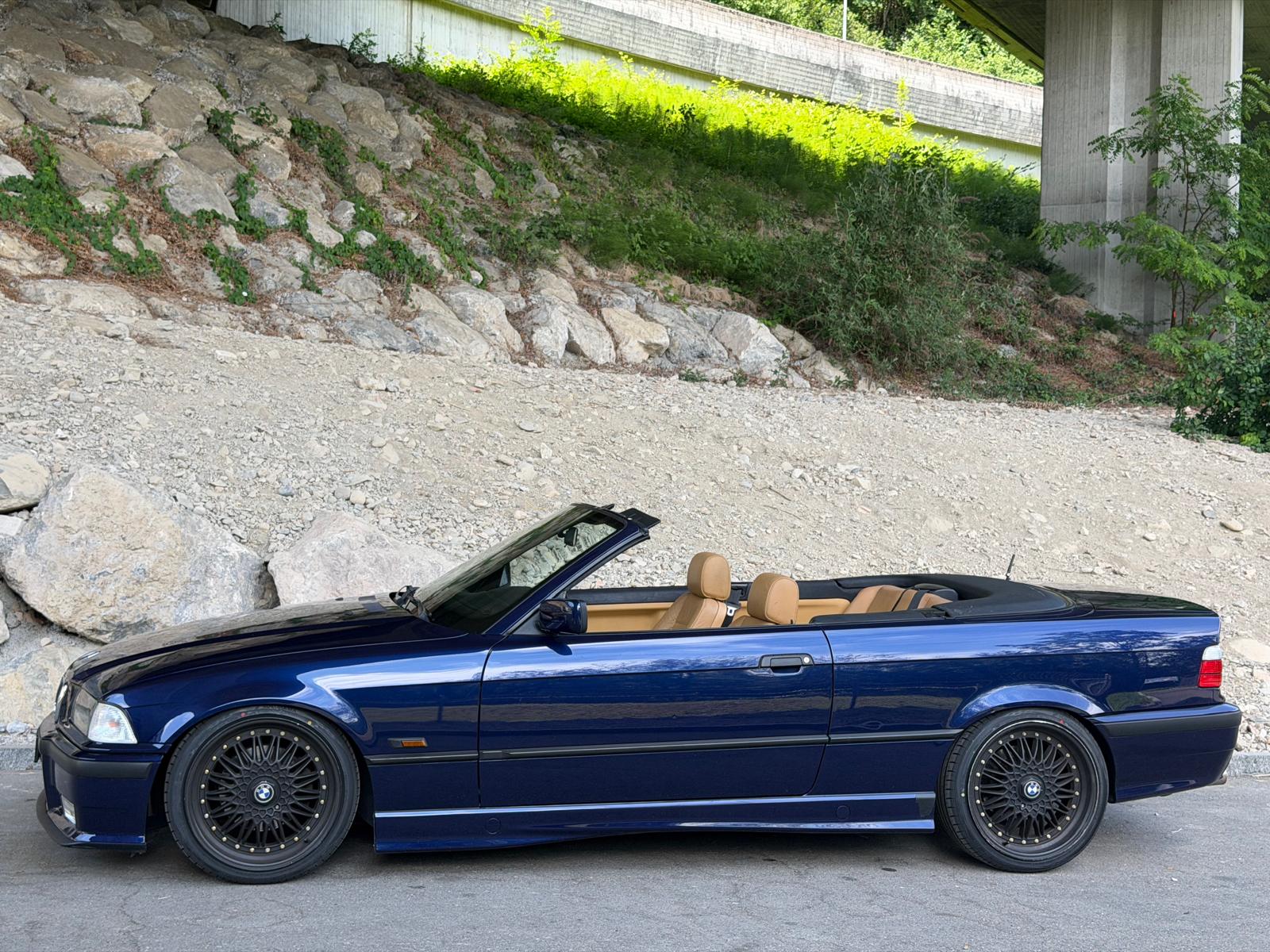 BMW 320i Cabrio-image-4