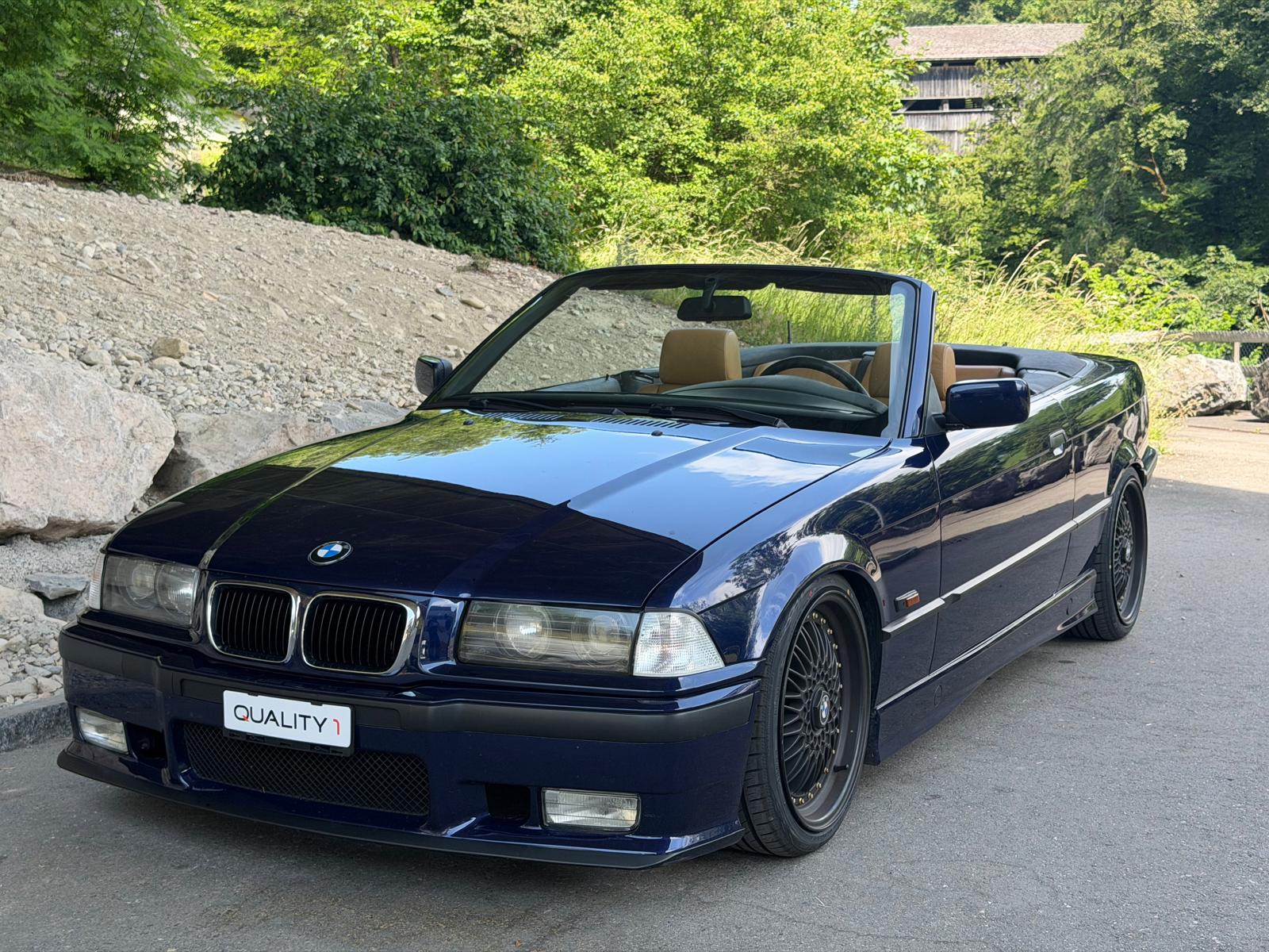 BMW 320i Cabrio-image-1