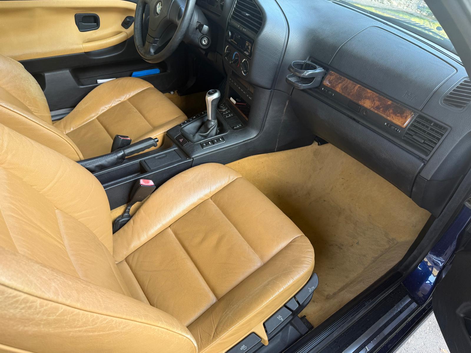 BMW 320i Cabrio-image-10