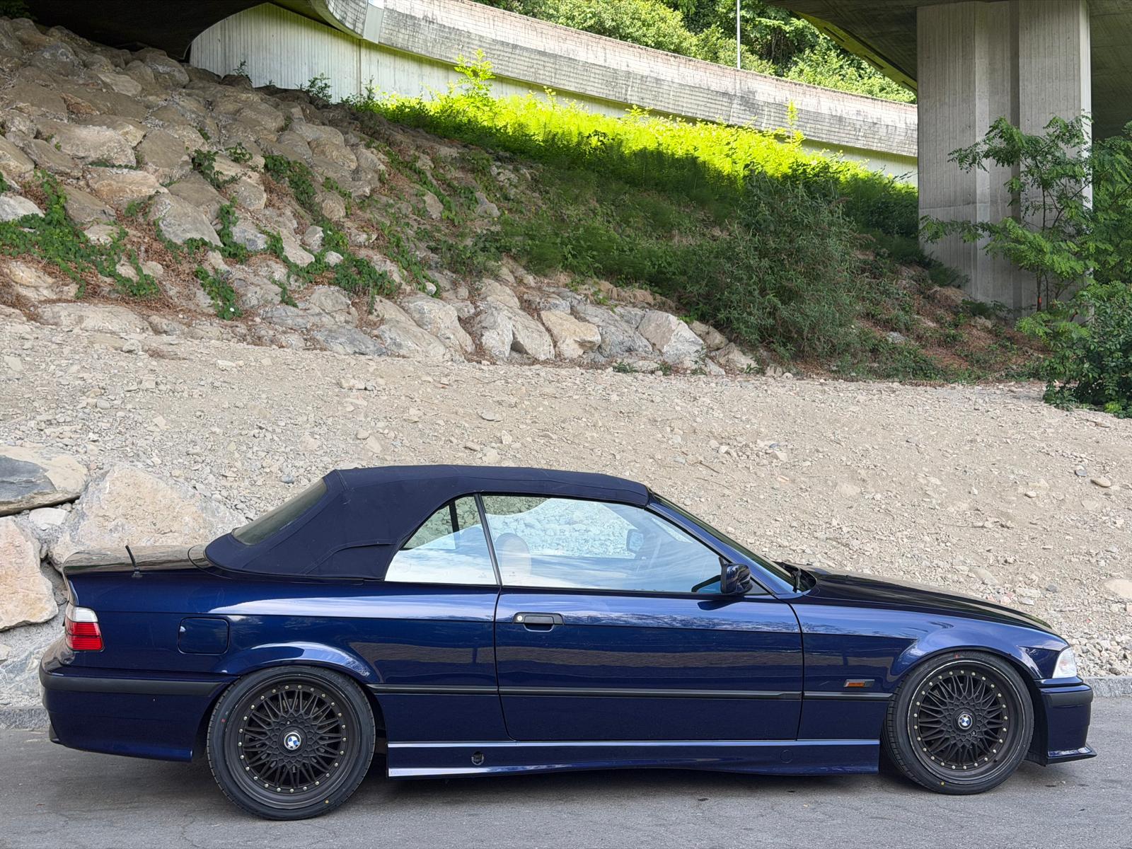 BMW 320i Cabrio-image-7