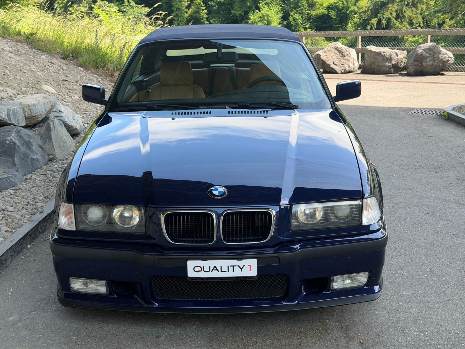 BMW 320i Cabrio-image-2