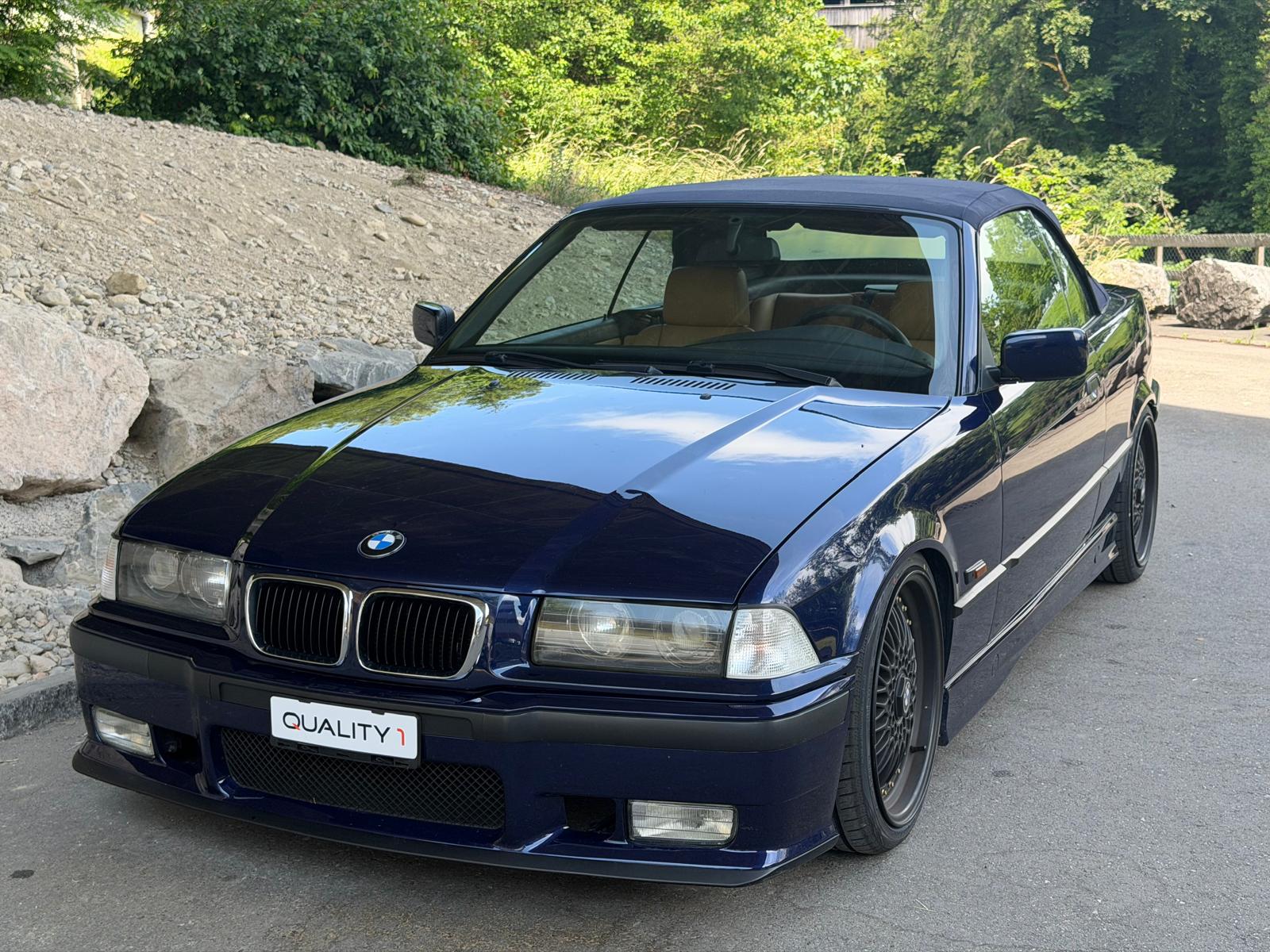 BMW 320i Cabrio-image-0