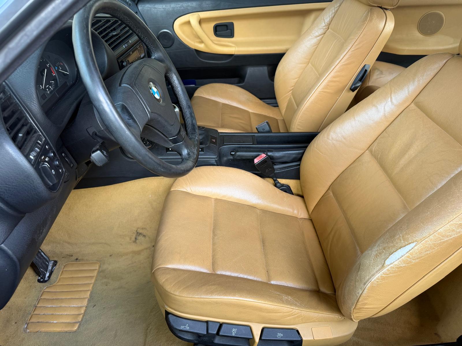 BMW 320i Cabrio-image-9