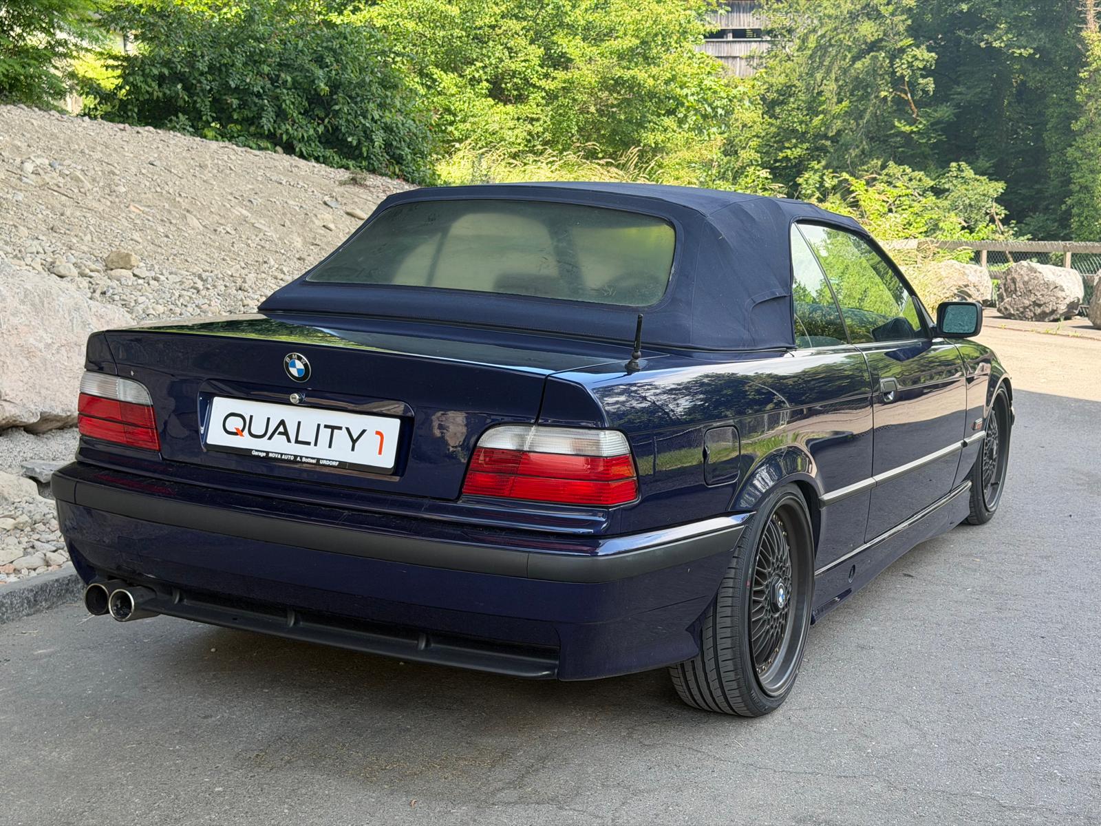 BMW 320i Cabrio-image-6