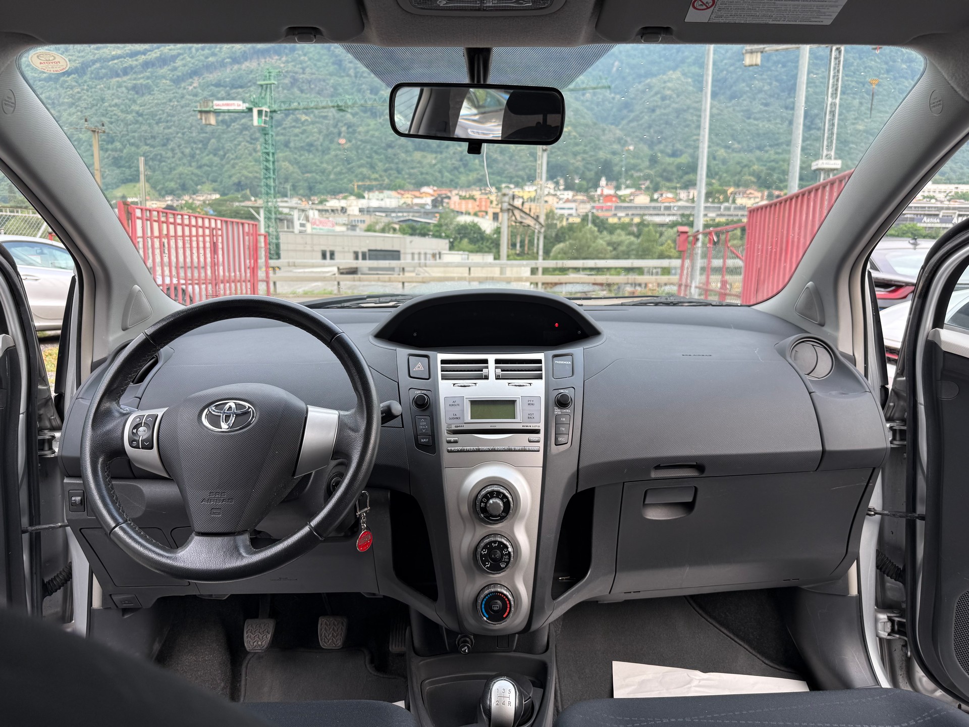 TOYOTA Yaris 1.3 Linea Sol-image-5